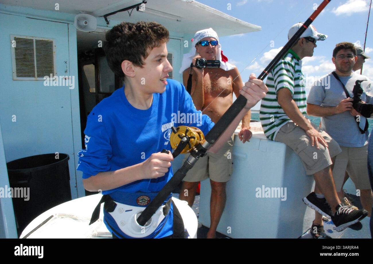 15 mai 2013 - Miami Beach, FL, États-Unis - Yan Andrade, 16 ans, combat un poisson lors de son premier voyage de pêche au large de la côte de Miami Beach, Floride. Andrade, qui souffre de mucoviscidose qui rend la respiration difficile, a pêché dans les canaux d'eau douce près de chez lui, mais n'avait jamais été au large auparavant. (Crédit image : © Steve Waters/MCT/ZUMAPRESS.com) Banque D'Images