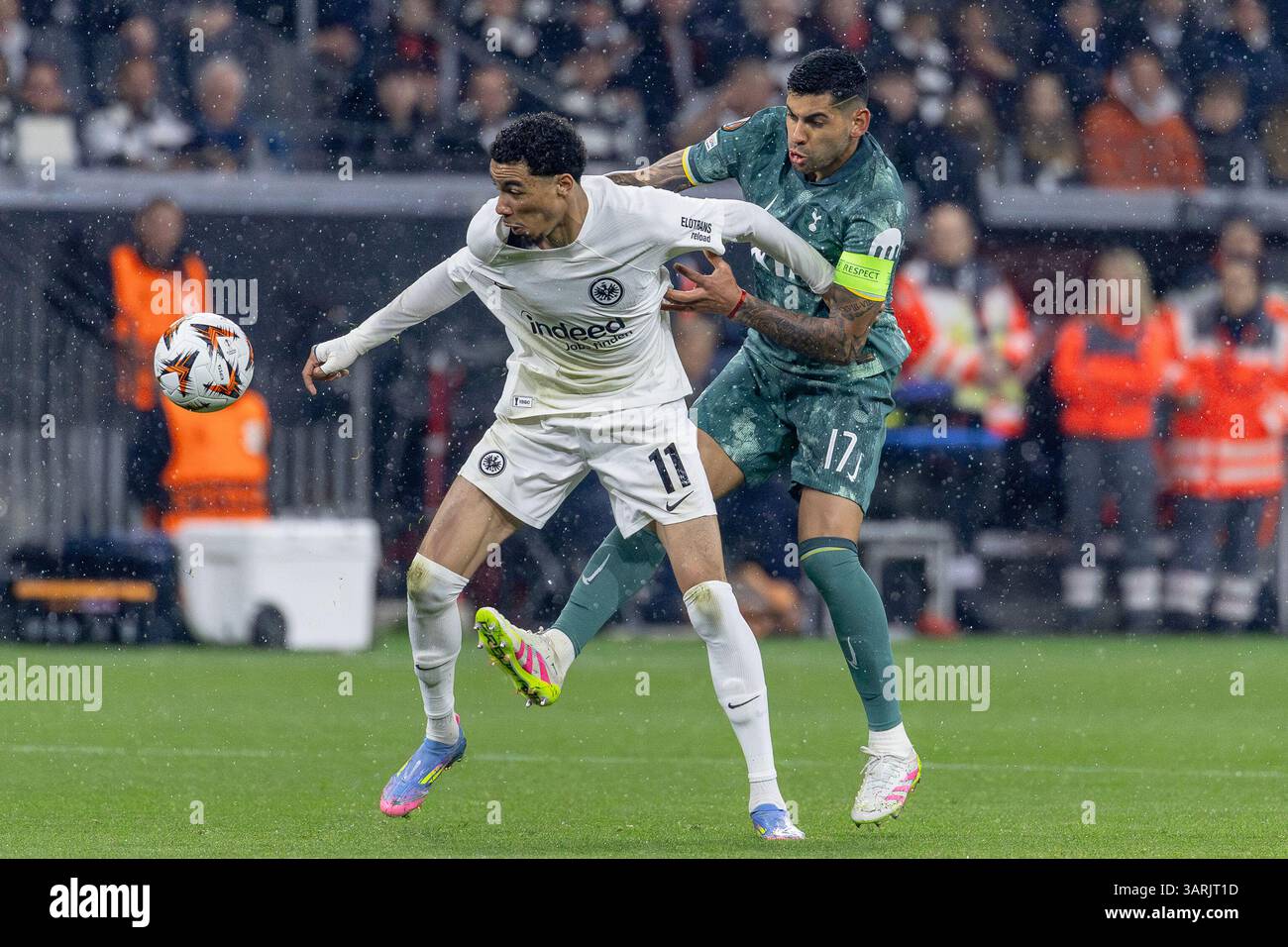 Francfort, Allemagne. 17 avril 2025. Francfort, Allemagne, 17 avril 2025 : un duel entre Hugo Ekitiké (11 Francfort) et Cristian Romero (17 Tottenham) lors du match de football de l'UEFA Europa League entre l'Eintracht Francfort et les Tottenham Hotspurs au Deutsche Bank Park à Francfort, Allemagne. Philipp Kresnik (Philipp Kresnik/SPP) crédit : SPP Sport Press photo. /Alamy Live News Banque D'Images