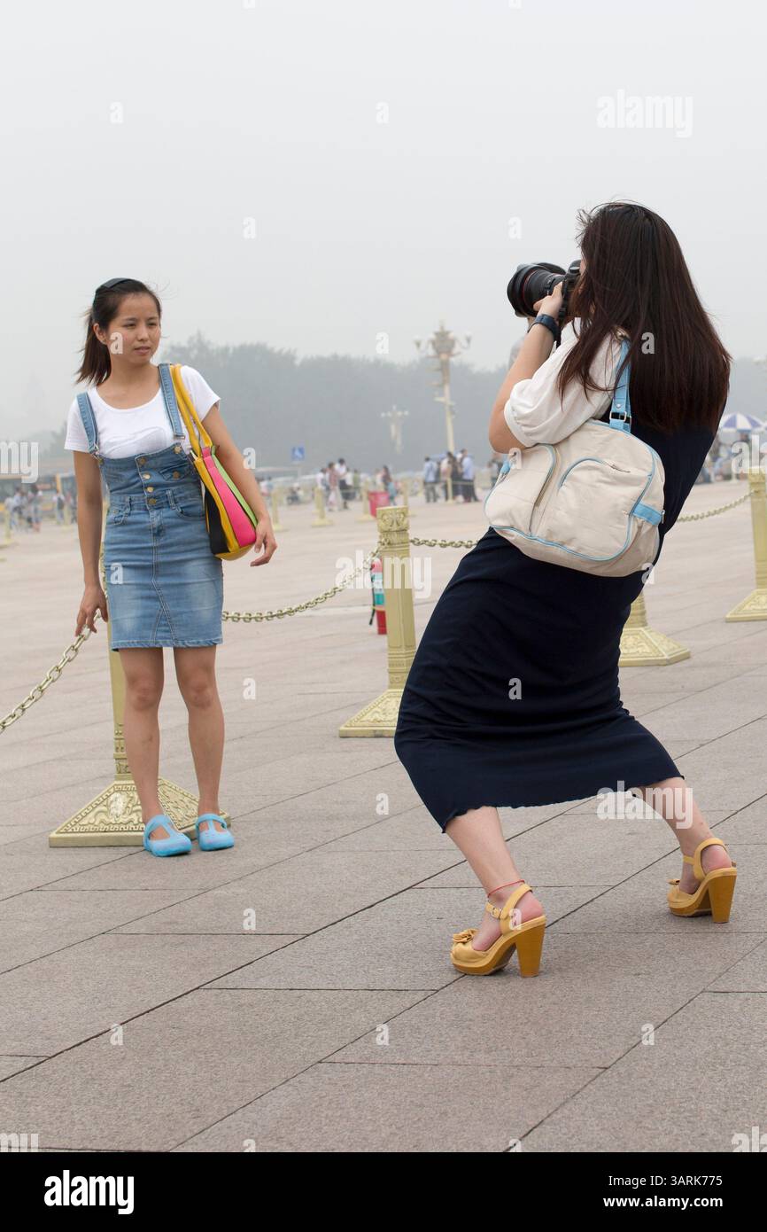 01 juil. 2013 - Pékin, Chine - deux femmes prenaient des photos sur la place Tiananmen, Pékin, Chine. (Crédit image : © Jiwei Han/ZUMAPRESS.com) Banque D'Images