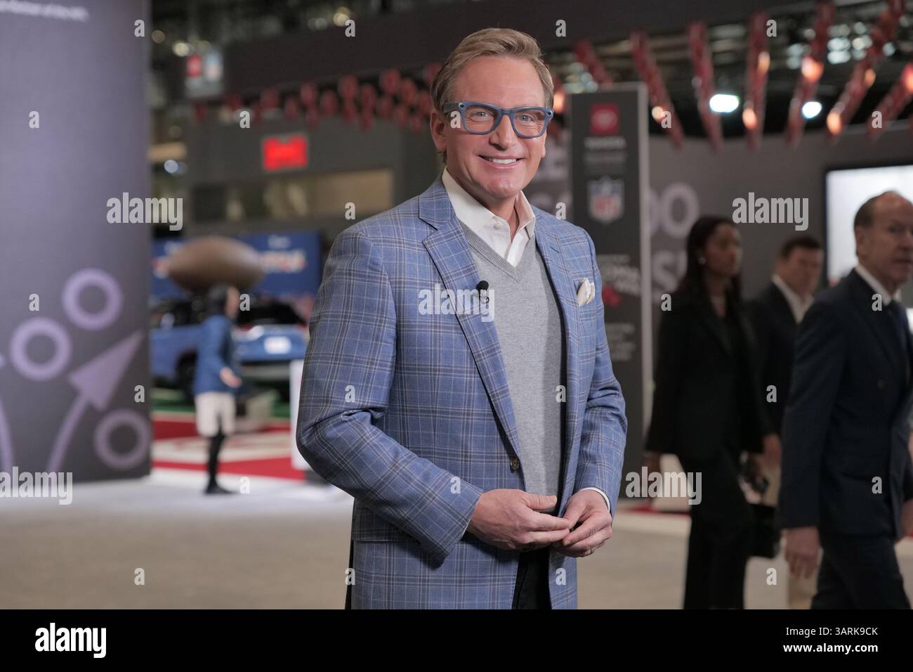 New York, New York, États-Unis. 16 avril 2025. Lee Goldberg météorologue à WABC-TV de New York City .où il ancre EyeWitness News Accu-Weather couverture.sur la couverture des nouvelles locales des stations. Sur ABC Network News .à l'occasion aussi. Vu ici au salon de l'auto de New York entre. Faire des stand-up pour un salon spécial sur le salon de l'auto. (Crédit image : © Milo Hess/ZUMA Press Wire) USAGE ÉDITORIAL SEULEMENT ! Non destiné à UN USAGE commercial ! Banque D'Images