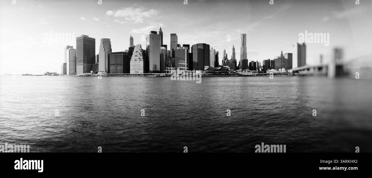 Image en noir et blanc de bâtiments au bord de l'eau, Brooklyn Bridge Park, Brooklyn, Manhattan, New York City, état de New York, États-Unis Banque D'Images