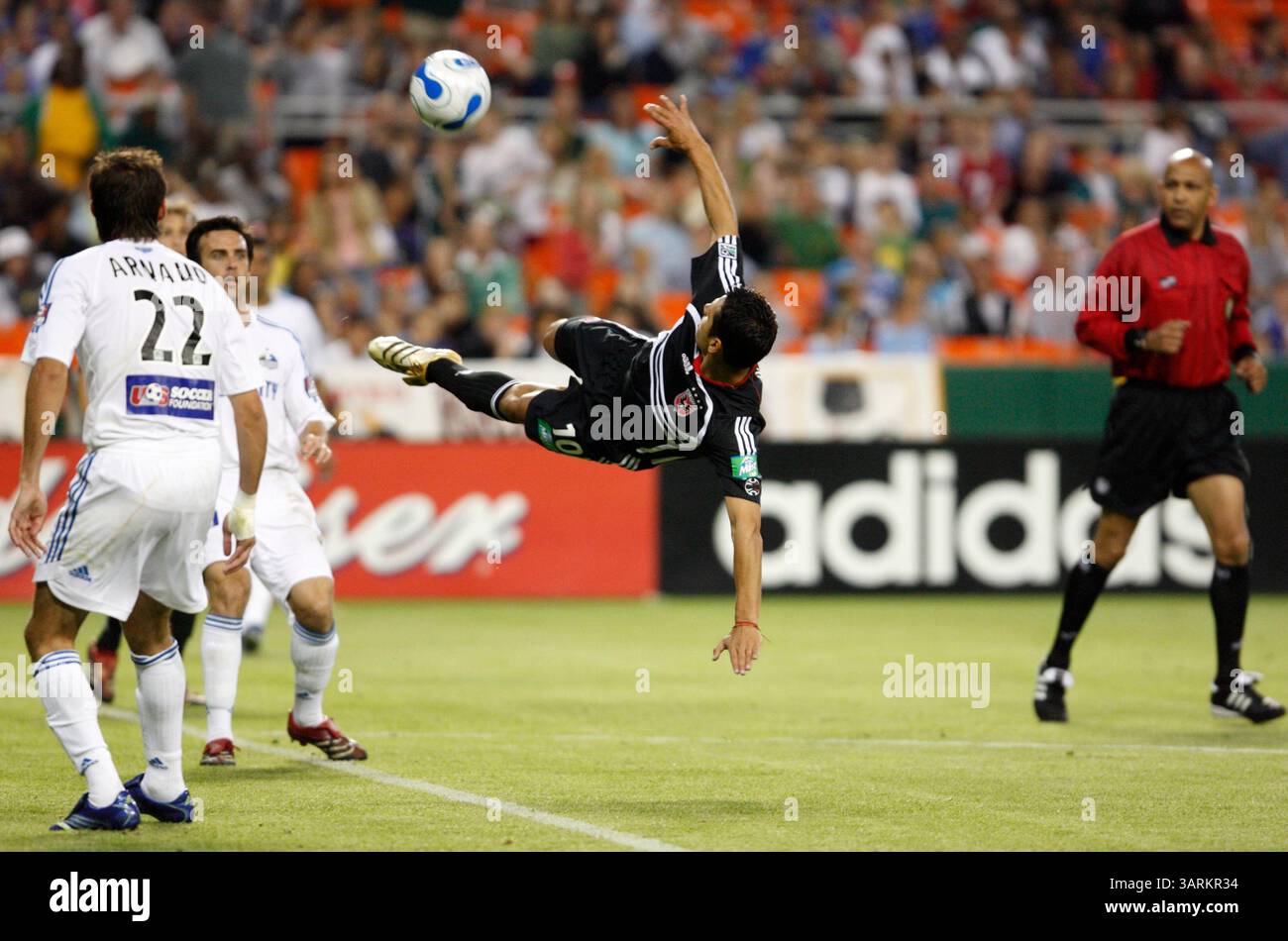 Christian Gomez, de DC United, se bat pour le ballon lors d'un match de Ligue majeure de football contre les Wizards de Kansas City au RFK Stadium à Washington, DC le 13 mai 2006. Usage éditorial exclusif. Utilisation commerciale interdite. Banque D'Images