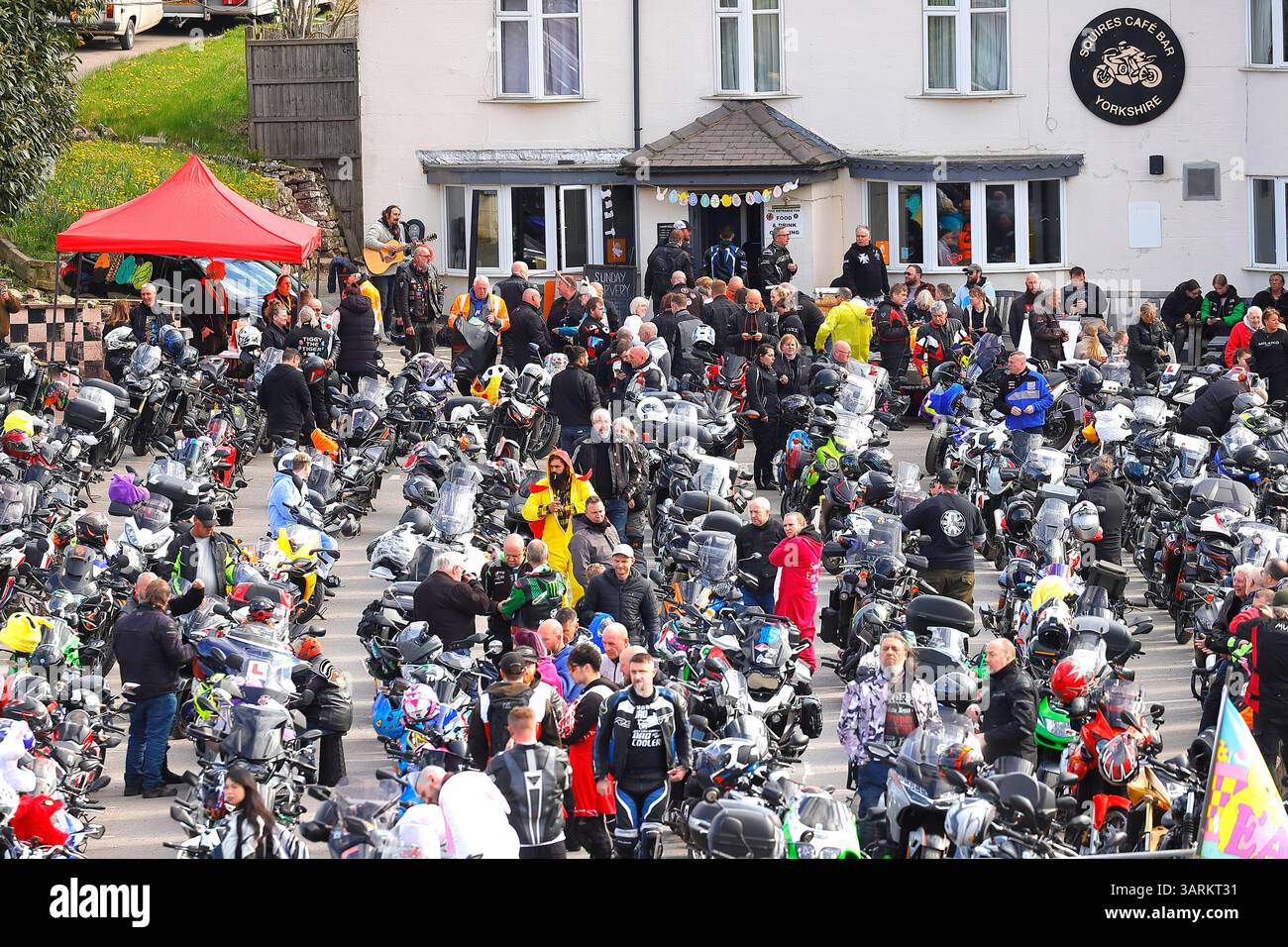 Des centaines de motocyclistes participent à la course aux œufs de charité Squires 2025 Banque D'Images
