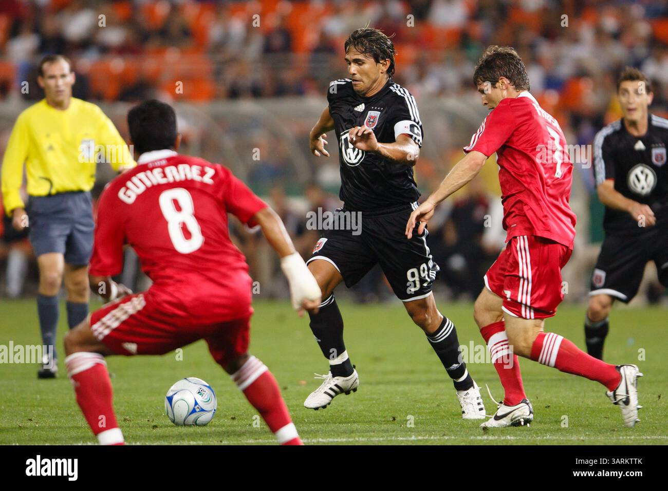 Jaime Moreno de DC United (99) sur le ballon lors d'un match de Ligue majeure de football contre le Chicago Fire le 8 mai 2008 au RFK Stadium de Washington, DC. Utilisation commerciale interdite. Banque D'Images