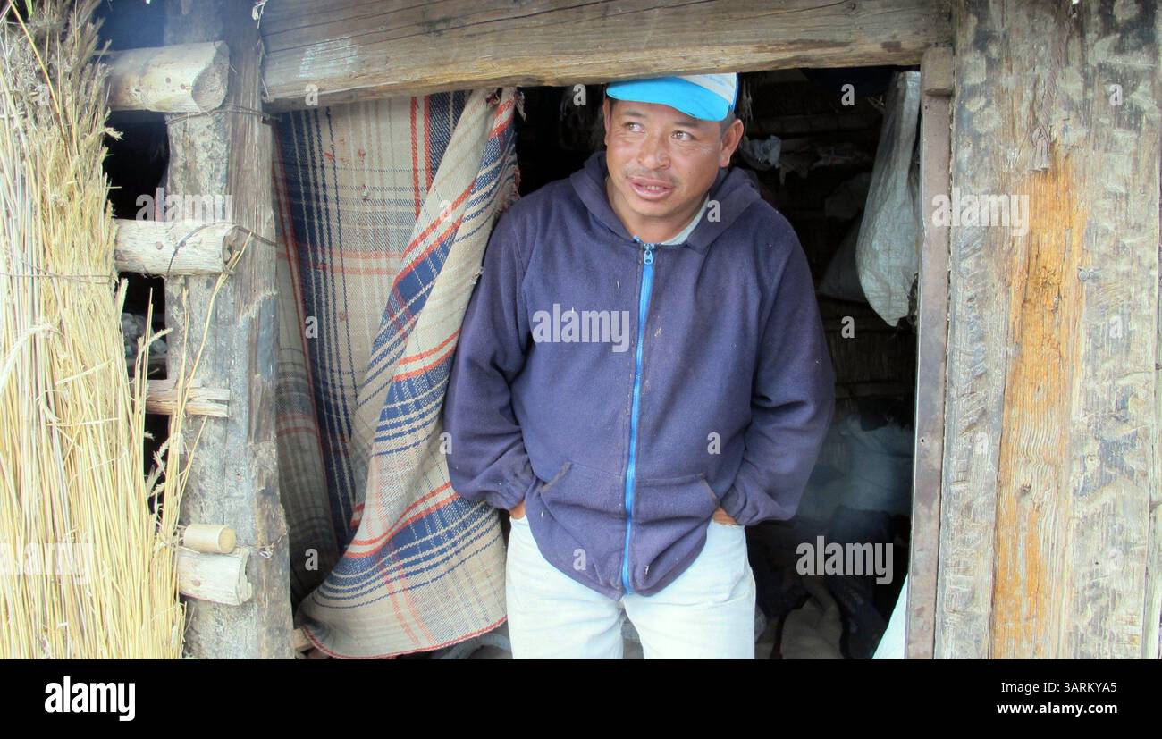 21 août 2013 - TLAXCALA, MEX - Emilio Hernandez quitte sa maison au toit de chaume dans l'État mexicain de Tlaxcala, le 21 août 2013. Sa famille reçoit une aide destinée à atténuer la pauvreté et la faim. Il manque même une latrine primitive. Le Mexique lance une croisade contre la pauvreté, une condition qui définit la vie de 45% de sa population. (Crédit image : © Tim Johnson/MCT/ZUMAPRESS.com) Banque D'Images