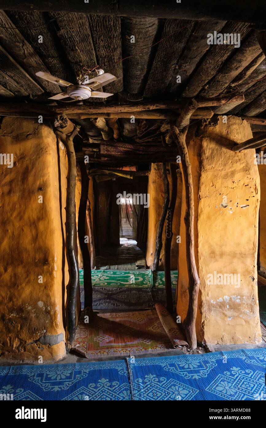 Ghana, Mosquée Maluwe, dans le style soudanais. Vue intérieure vers la porte arrière, le toit en bois supporte la hauteur. Banque D'Images Ghana, Mosquée Maluwe, dans le style soudanais. Vue intérieure vers la porte arrière, le toit en bois supporte la hauteur. Banque D'Images