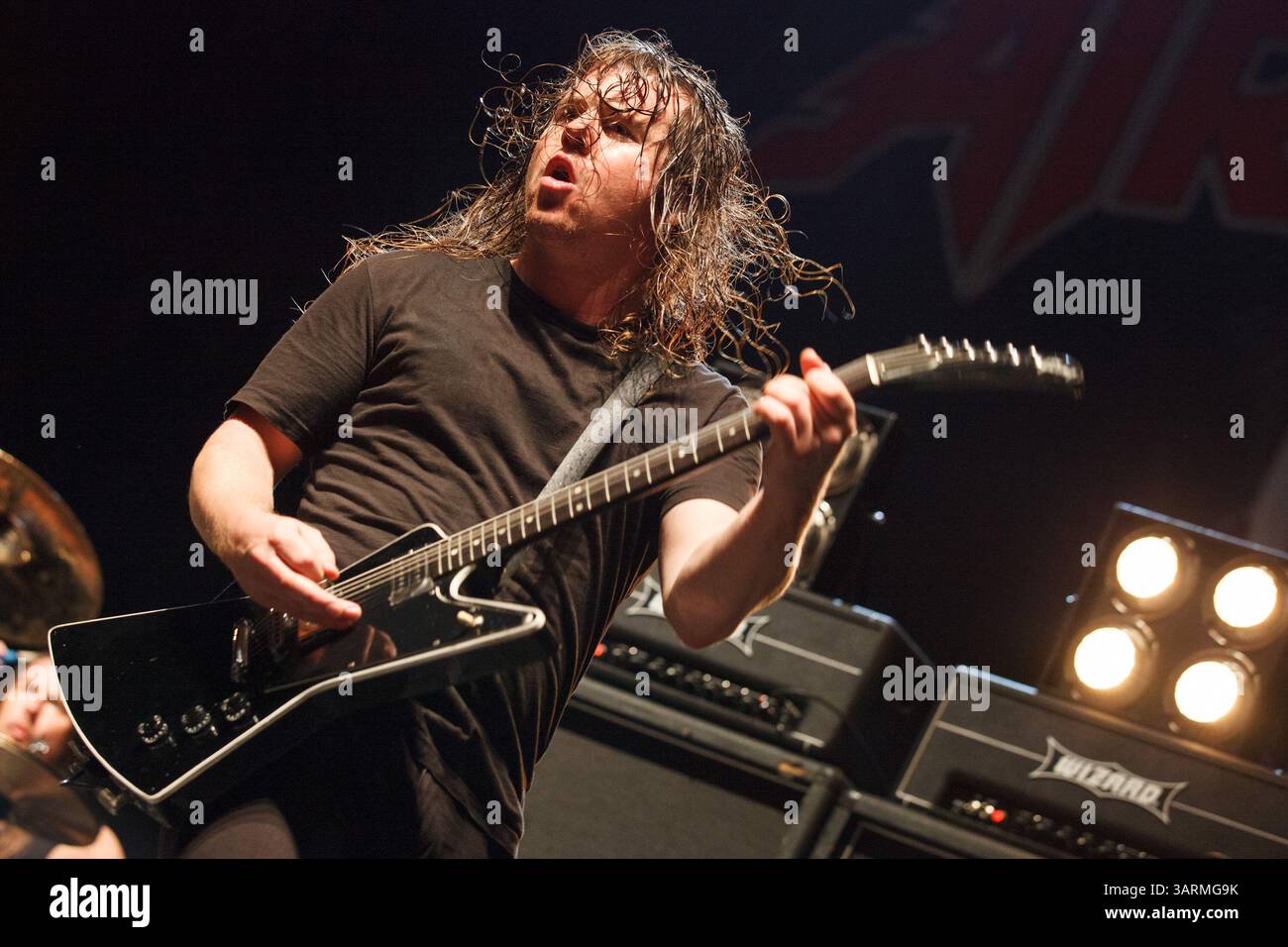 31 août 2013 - Tulsa, Oklahoma, U. S - le guitariste DAVID ROADS du groupe de hard rock australien Airbourne se produit au Tulsa Convention Center le 31 août 2013 à Tulsa, Oklahoma. (Crédit image : © Kevin Pyle/ZUMAPRESS.com) Banque D'Images