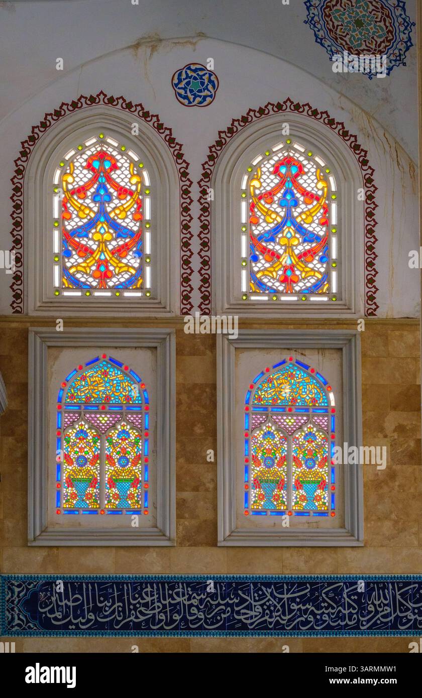 Ghana, Accra. Mosquée nationale du Ghana, fenêtres en verre coloré. Banque D'Images