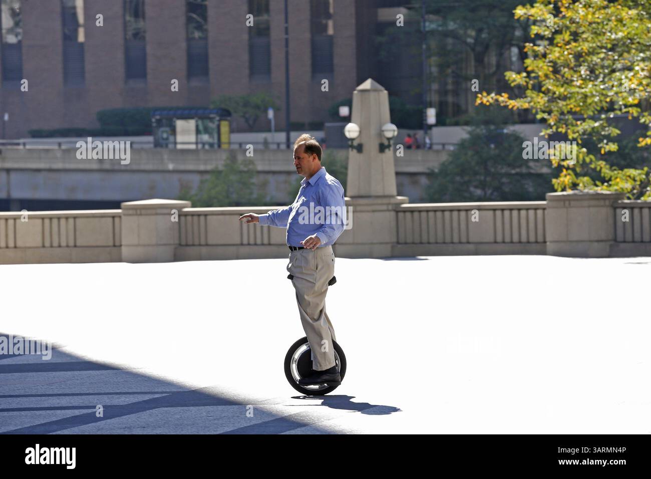 7 octobre 2013 - Chicago, il, États-Unis - Tim Goebel, président de la start-up commute Connect, montre comment utiliser un monocycle à équilibrage automatique (SBU) à Pioneer court à l'extérieur de la Tribune Tower à Chicago, le 7 octobre 2013. (Crédit image : © Jose M. Osorio/MCT/ZUMAPRESS.com) Banque D'Images