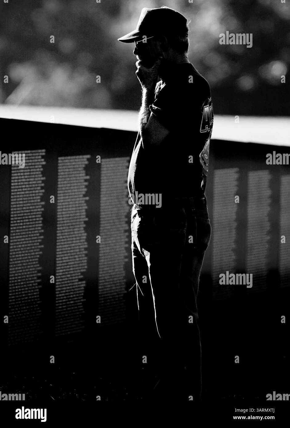 12 octobre 2013 - Union Township, Ohio, U. S - JAY CONRAW regarde la copie du mémorial itinérant des vétérans du Vietnam le samedi 12 octobre 2013. Cela fait partie de l'hommage itinérant des vétérans américains au Veterans Memorial Park dans Union Township, Ohio. Il cherchait le nom d'un ami tué au Vietnam. (Crédit image : © Ernest Coleman/ZUMAPRESS.com) Banque D'Images