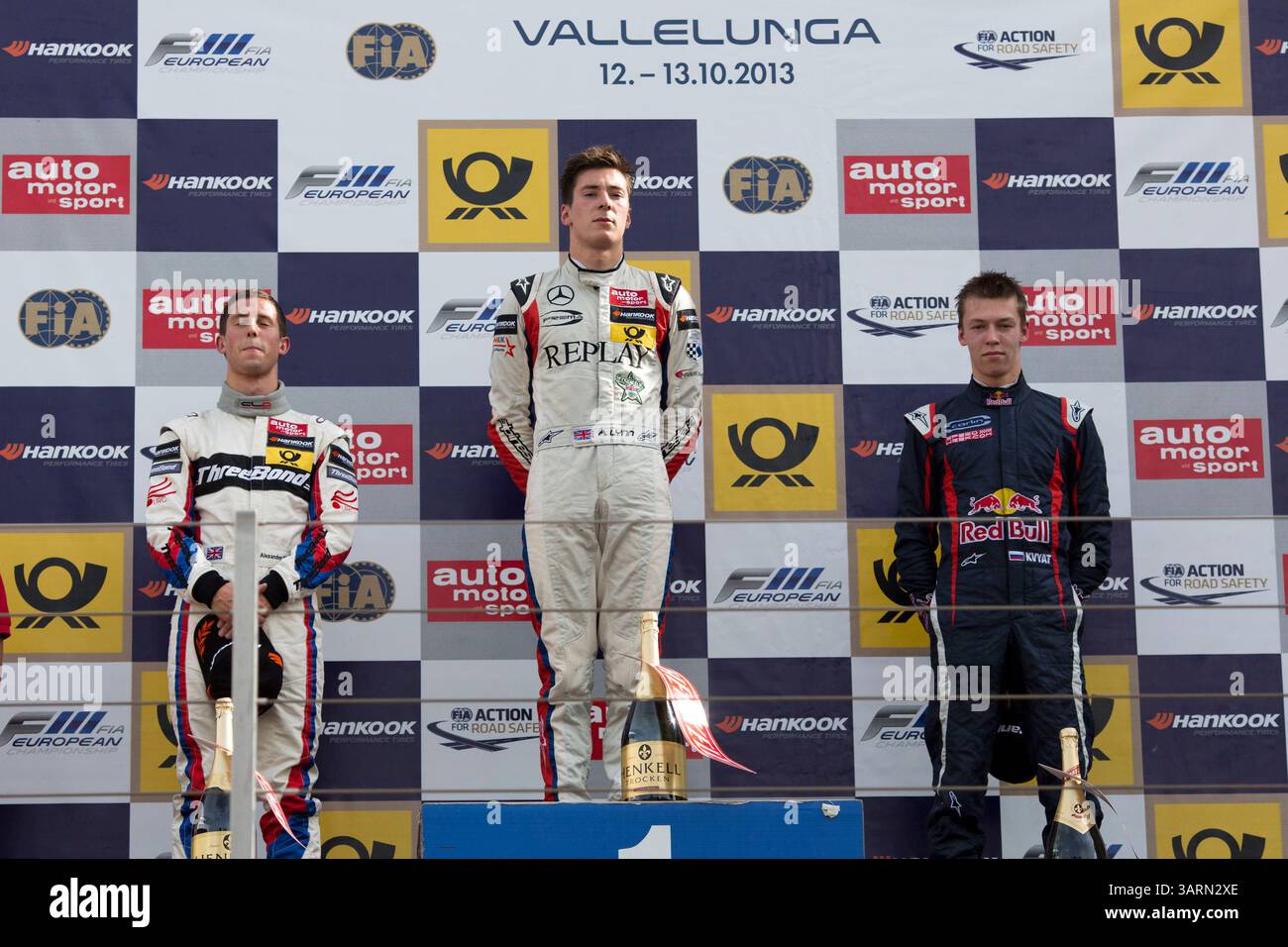 13 octobre 2013 - Rome, Italie - (de gauche à droite) ALEXANDER SIMS de Grande-Bretagne et ThreeBond avec T-Sport, ALEX LYNN de Grande-Bretagne et Prema Powerteam et DANIIL KVYAT de Russie et Carlin sont vus sur le podium de la course 2 du Championnat d'Europe FIA F3 2013 Round 9 sur le circuit de Vallelunga à Campagnano di Roma, Italie. (Crédit image : © James Gasperotti/ZUMAPRESS.com) Banque D'Images