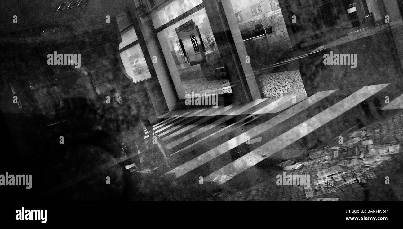 Dec. 18, 2012 - Lisbonne, Portugal - reflet d'une femme dans un passage pour piétons, sur un magasin vide et abandonné à Campo de Ourique, et dans la vieille partie de Lisbonne, près du centre commercial Amoreiras, l'un des premiers et principaux centres commerciaux construits à Lisbonne. . Cette photo fait partie d'un reportage d'une semaine sur la vie quotidienne portugaise, entre le 17 et le 21 décembre 2012, l'année où les mesures d'austérité fixées par le gouvernement portugais pour atteindre les objectifs fixés par la Troïka (FMI, BCE, ce) pour le plan de sauvetage portugais, ont entraîné les taux de chômage les plus élevés depuis le début de la démocratie portugaise Banque D'Images