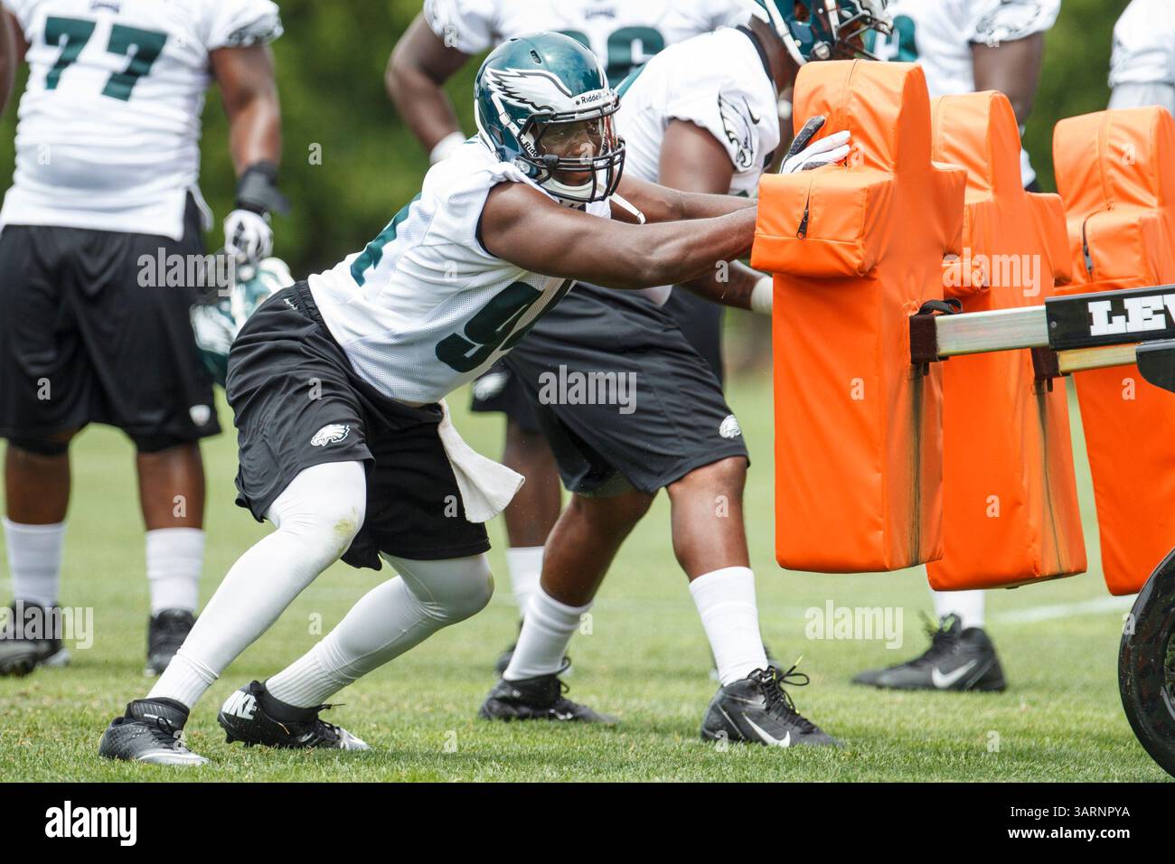 6 juin 2013 : Chris McCoy (94 ans), joueur de ligne défensive des Philadelphia Eagles, regarde autour du mannequin de blocage pendant l'exercice pendant le mini-camp des Philadelphia Eagles au complexe NovaCare à Philadelphie, en Pennsylvanie. (Crédit image : © Chris Szagola/Cal Sport Media/ZUMAPRESS.com) Banque D'Images