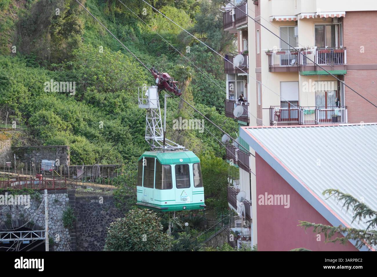Monte Faito téléphérique crash D'Une cabine bloquée du téléphérique Faito à Castellammare, Italie, le 17 avril 2025. Quatre personnes ont été tuées après l'écrasement d'une cabine de téléphérique par des conditions météorologiques extrêmes sur le mont Faito. Une autre personne a été grièvement blessée dans l'accident, et s'est rendue à l'hôpital, ont déclaré les sauveteurs. BALASCO0004 Copyright : xAntonioxBalascox Banque D'Images