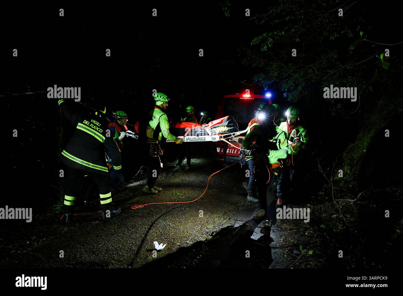 Sauveteurs du téléphérique de Monte Faito au travail près du site de l'accident du téléphérique de Monte Faito qui a coûté la vie à quatre personnes et blessé une personne dans un état critique, 17 avril 2025. BALASCO0011 Copyright : xAntonioxBalascox Banque D'Images