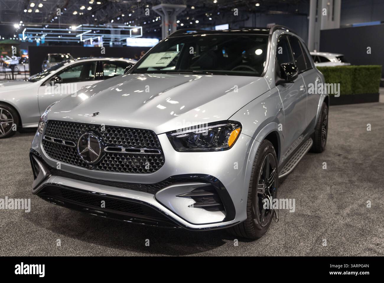 Aperçu de presse du salon international de l'auto de New York Mercedes Bens GLE 450e 4Matic SUV sur le salon international de l'auto de New York, le premier et le plus grand salon de l'auto en Amérique du Nord, au Jacob Javits Convention Center à New York, États-Unis, le 17 avril 2025. Ouverte au public le 18 avril, la foire se poursuivra jusqu'au 27 avril New York City NY United States Copyright : xWilliamxVolcovx Banque D'Images