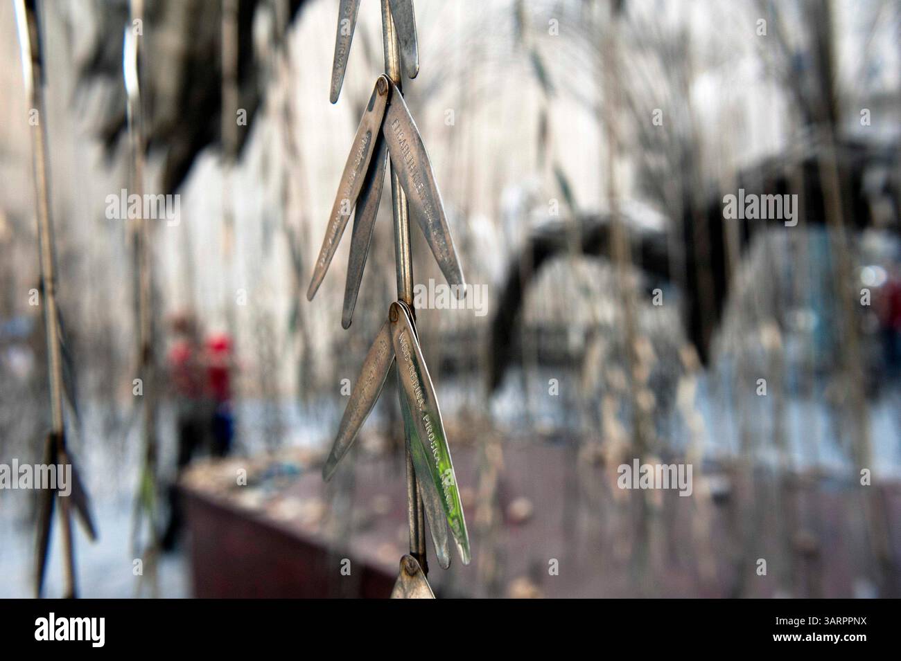 1er mai 2013 - Budapest, Hongrie - le Mémorial de l'Holocauste, un saule pleureur (par Imre Varga) avec les noms des Juifs hongrois tués pendant l'Holocauste inscrits sur chaque feuille, est situé dans le Parc du Mémorial Raoul Wallenberg. Grande synagogue dans le quartier juif de Budapest. En 1944, la synagogue de la rue Dohany faisait partie du ghetto juif pour les Juifs de la ville et servait d'abri à beaucoup de gens. Plus de deux mille de ceux qui sont morts dans le ghetto de faim et de froid pendant l'hiver 1944-1945 sont enterrés dans la cour de la synagogue. Grande synagogue (synagogue Dohany utca) est th Banque D'Images