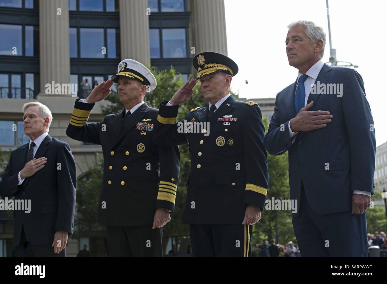 17 septembre 2013 - Washington, District of Columbia, États-Unis - le secrétaire américain à la Défense CHUCK HAGEL et le président des chefs d'état-major interarmées, le général MARTIN DEMPSEY, accompagnent le chef des opérations navales, l'amiral JONATHAN GREENERT et le secrétaire de la marine RAY MABUS, alors que des taps sont joués lors d'une cérémonie de dépôt de couronne au monument commémoratif de la marine. Les chefs de la défense ont organisé la petite cérémonie pour se souvenir des 12 victimes de la fusillade du Navy Yard. (Crédit image : © Erin A Kirk-Cuomo/DOD/ZUMAPRESS.com) Banque D'Images