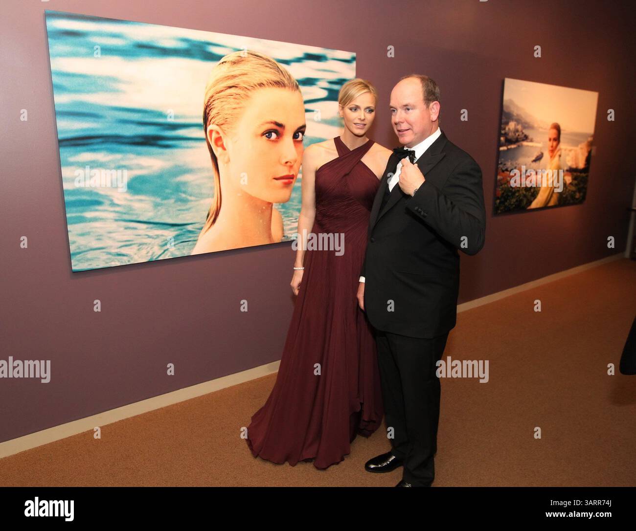 26 octobre 2013 - Doylestown, PA, USA - Prince Albert II de Monaco, à droite, et son épouse Charlene, princesse de Monaco, traversent une exposition mettant en vedette sa mère, Grace Kelly, à la bibliothèque James Mitchner à Doylestown, Pennsylvanie, le samedi 26 octobre 2013. En l'honneur de l'exposition Michener's Grace Kelly : ''de Philadelphie à Monaco : Grace Kelly au-delà de l'icône'', le Prince Albert sera en ville pour le gala. (Crédit image : © Michael Bryant/MCT/ZUMAPRESS.com) Banque D'Images