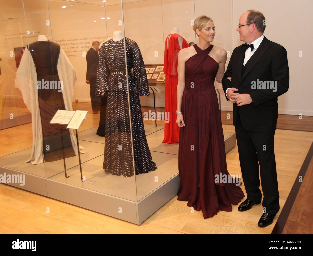26 octobre 2013 - Doylestown, PA, USA - Prince Albert II de Monaco, à droite, et son épouse Charlene, princesse de Monaco, traversent une exposition mettant en vedette sa mère, Grace Kelly, à la bibliothèque James Mitchner à Doylestown, Pennsylvanie, le samedi 26 octobre 2013. En l'honneur de l'exposition Michener's Grace Kelly : ''de Philadelphie à Monaco : Grace Kelly au-delà de l'icône'', le Prince Albert sera en ville pour le gala. (Crédit image : © Michael Bryant/MCT/ZUMAPRESS.com) Banque D'Images