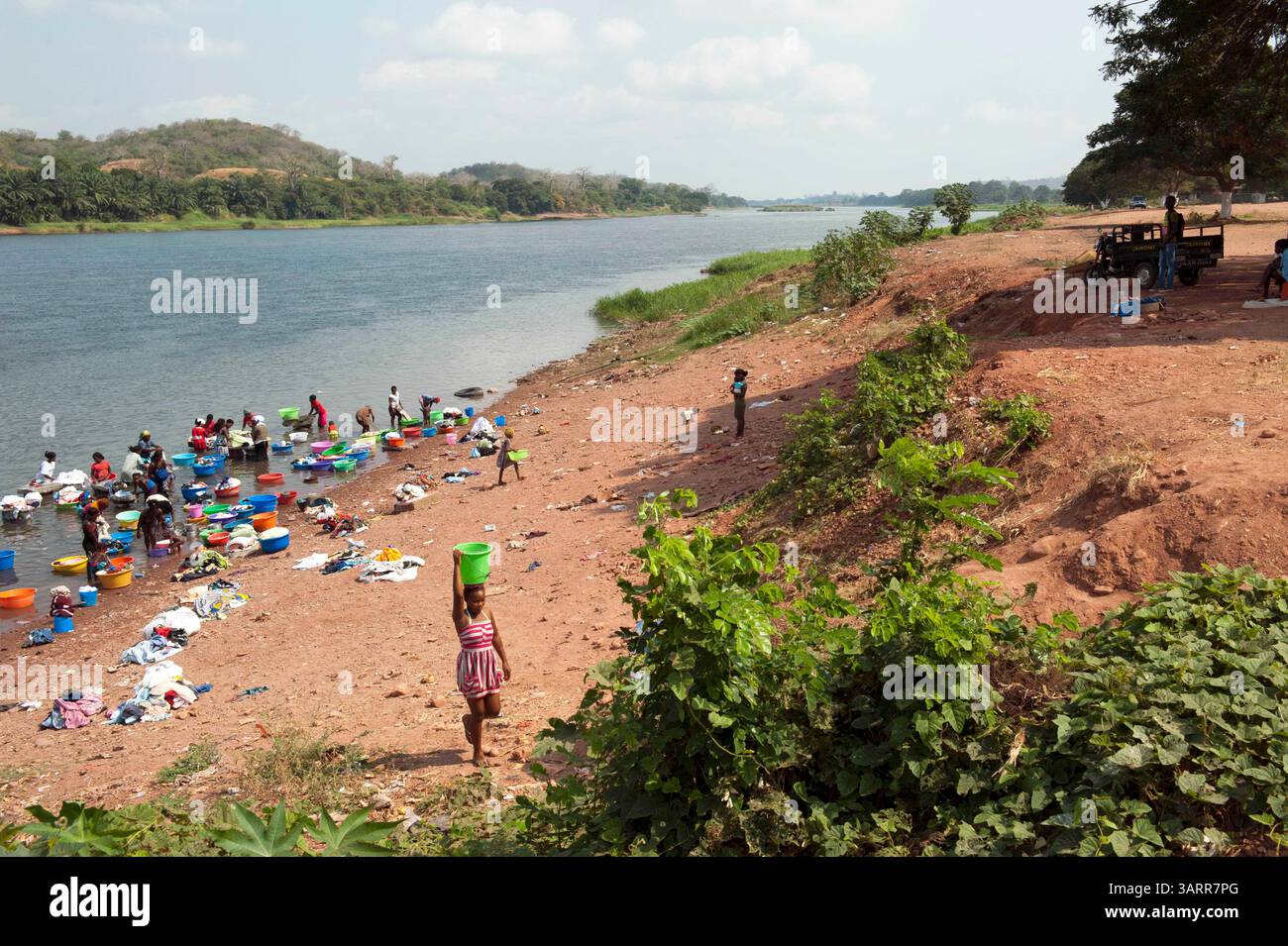 19 juin 2013 - Dondo, Angola - femmes faisant la lessive dans la rivière Kwanza dans la ville de Dondo à l'intérieur de l'Angola. (Crédit image : © Hans Van Rhoon/ZUMA Wire/ZUMAPRESS.com) Banque D'Images