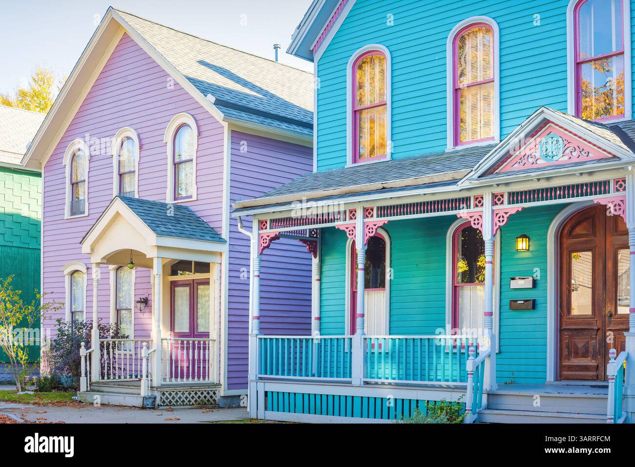 Maisons colorées à Buffalo, État de New York, États-Unis par une journée ensoleillée. Banque D'Images