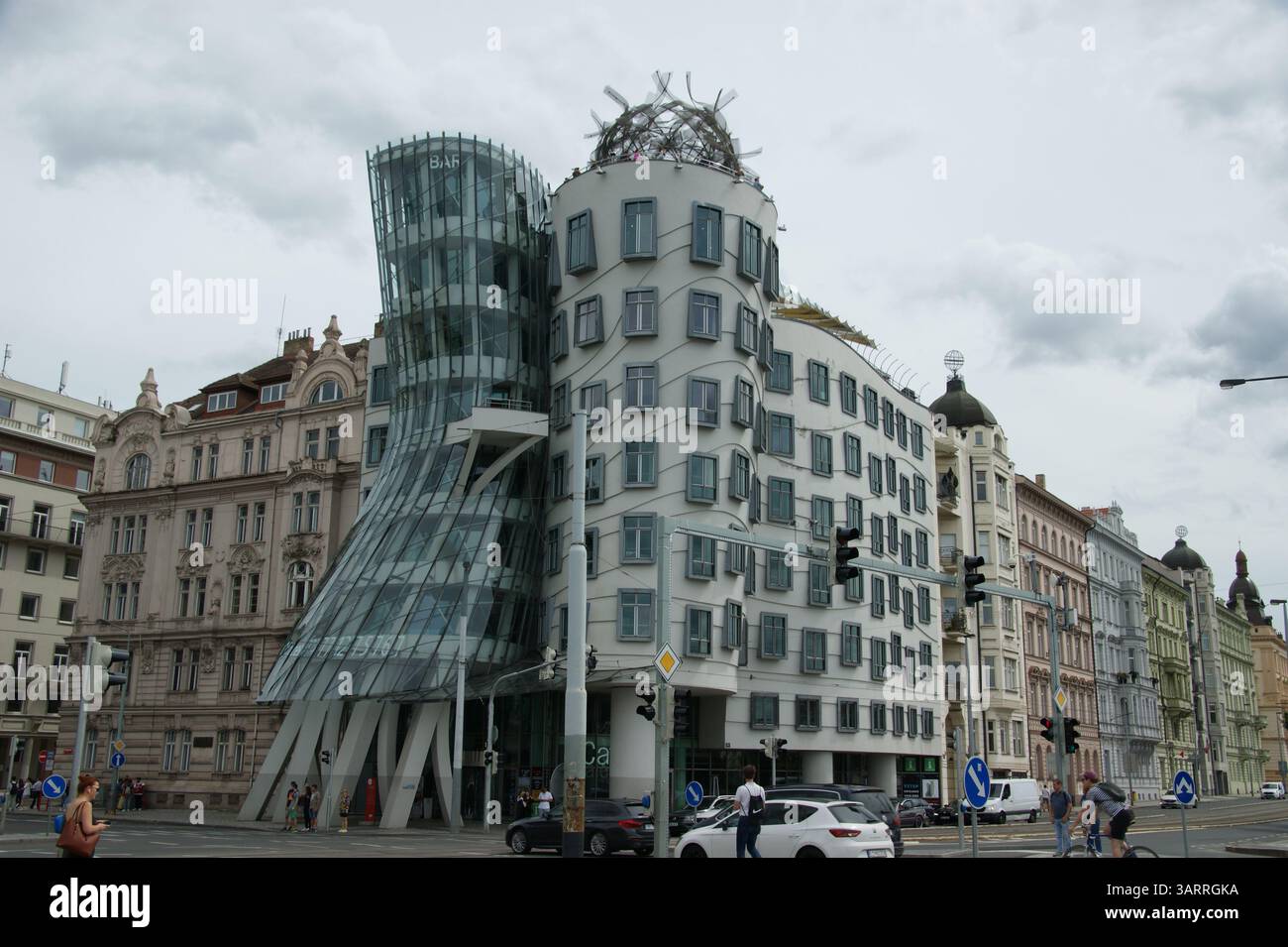 La Maison dansante unique et emblématique de Frank Gehry et Vlado Milunić, à Prague, en République tchèque, présente son architecture déconstructiviste. Banque D'Images