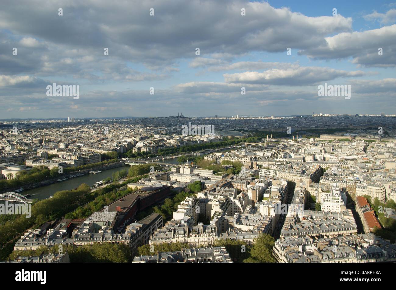 Panorama aérien de la majestueuse ville de Paris. Banque D'Images