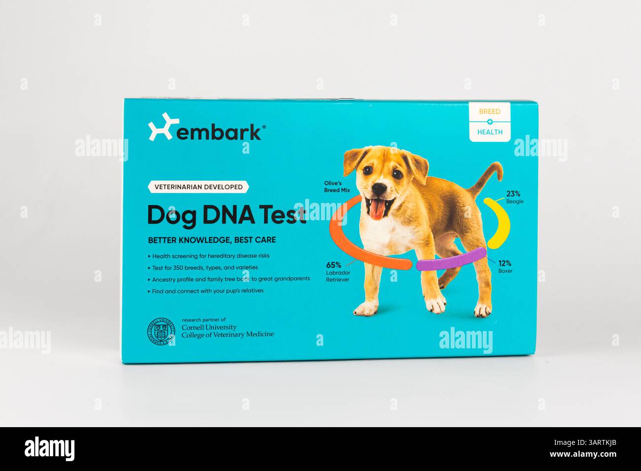 ST. PAUL, MN, ÉTATS-UNIS, 3 AVRIL 2025 : EMBARK, Dog DNA test et logo de marque déposée. Banque D'Images