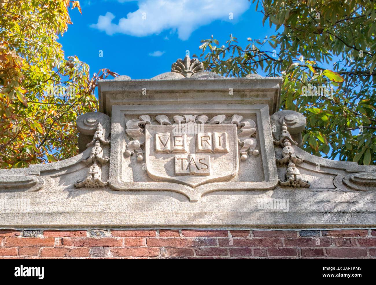 Cambrdige, ma, USA - 29 SEPTEMBRE 2019 : devise de l'école Veritas à l'entrée de l'Université Harvard. Banque D'Images