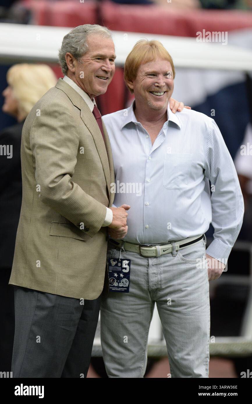 17 novembre 2013 - Houston, Texas, U. S - L'ancien président américain George W. Bush et le propriétaire des Oakland Raiders Mark Davis avant un match de NFL entre les Texans de Houston et les Raiders d'Oakland au reliant Stadium de Houston, Texas, le 17 novembre 2013. (Crédit image : © Trask Smith/ZUMAPRESS.com) Banque D'Images