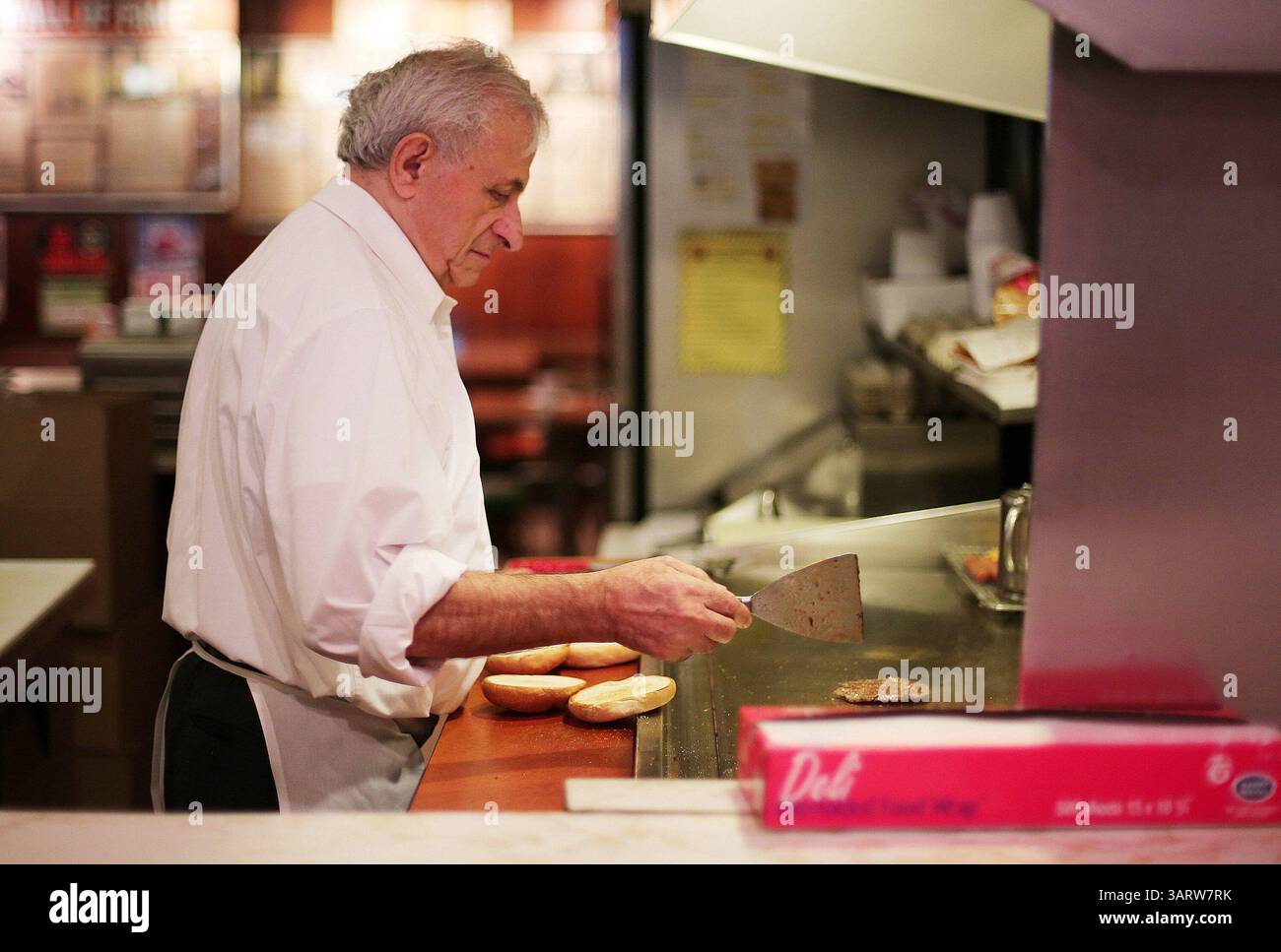 11 novembre 2013 - Chicago, il, États-Unis - le propriétaire Sam Sianis travaille le gril à la Billy Goat Tavern de Chicago le 12 novembre 2013. Le développement planifié du bâtiment qui abrite le célèbre restaurant peut déplacer Sianis pendant un certain temps, mais il a dit qu'il prévoit de rester sur l'emplacement où il travaille depuis plus de 50 ans. (Crédit image : © Anthony souffle/MCT/ZUMAPRESS.com) Banque D'Images