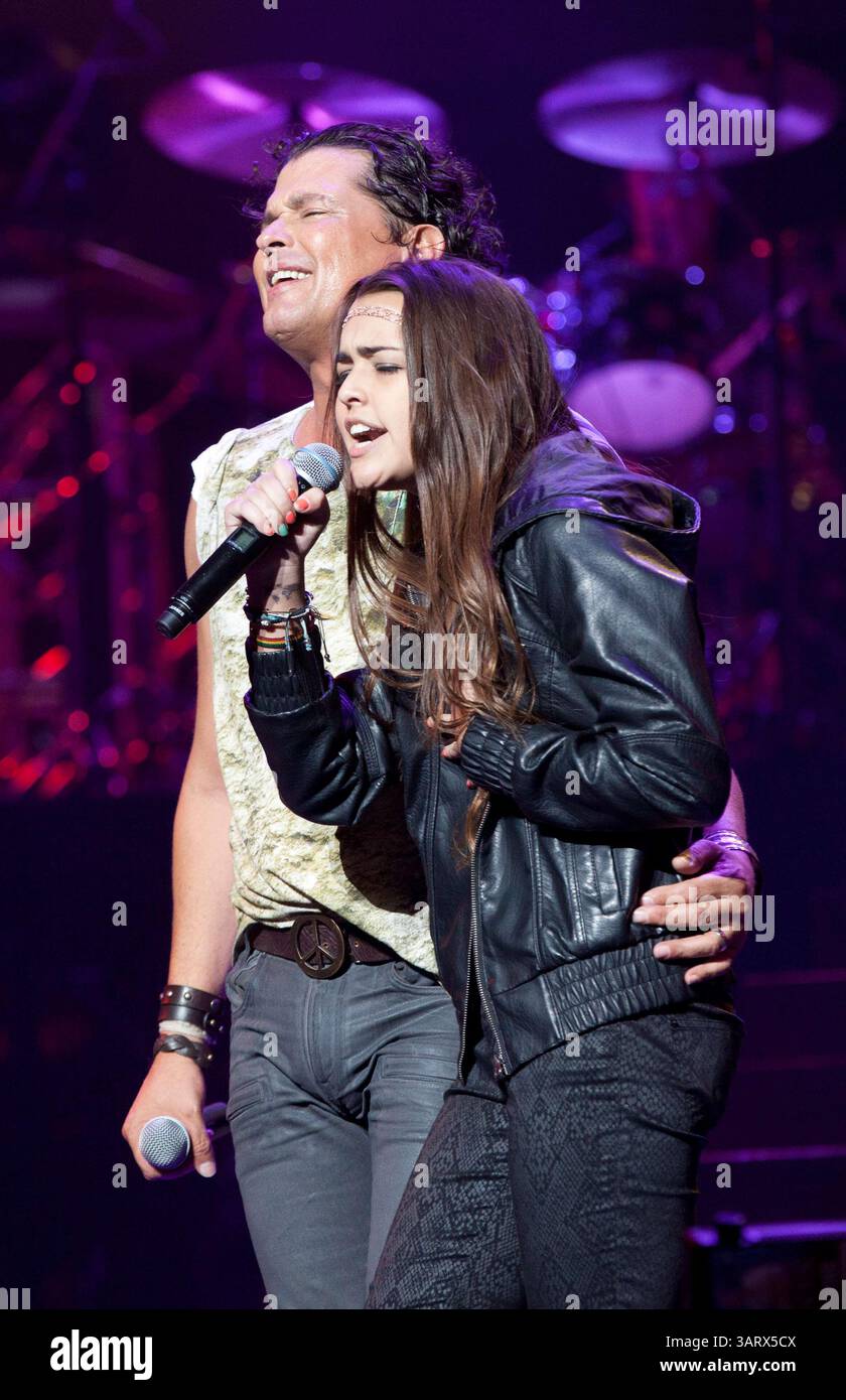 13 juillet 2013 - Colombie - ni el mismo Carlos vives lo podÃÂa creer cuando su hija LucÃÂa, de 17 años, se subió al escenario y cantó con él ‘la tierra del olvidoÂ’, frente a 13,000 personas, en Miami. Todos los detalles del nacimiento de una estrella de la dinastÃÂa del samario en la portada de la revista Elenco, que estuvo como único medio nacional invitado a la gira del artista por Estados Unidos. Agosto de 2013 Crédito : OTROS Fotógrafo : JUAN MANUEL VARGAS (crédit image : © El Tiempo/GDA/ZUMAPRESS.com) Banque D'Images