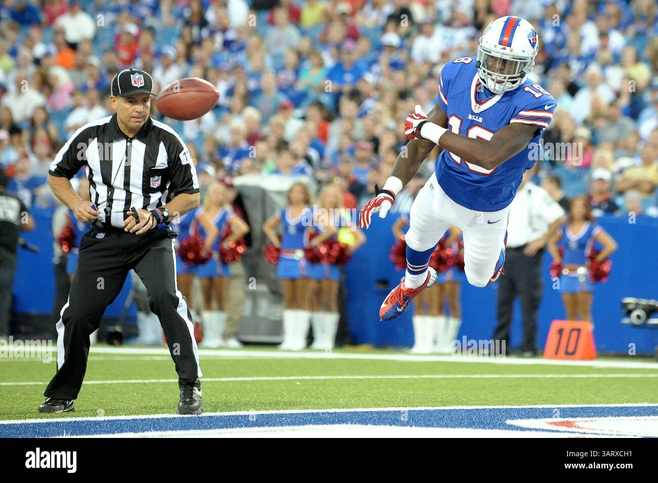 16 août 2013 - Orchard Park, New York, U. S - le récepteur large des Buffalo Bills KEVIN ELLIOTT (18 ans) s'élève à travers la zone d'extrémité pour retourner la balle dans une tentative d'épingler les Vikings du Minnesota après un deuxième quart-temps punt au Ralph Wilson Stadium. Buffalo bat le Minnesota 20-16. (Crédit image : © Michael Johnson/ZUMAPRESS.com) Banque D'Images