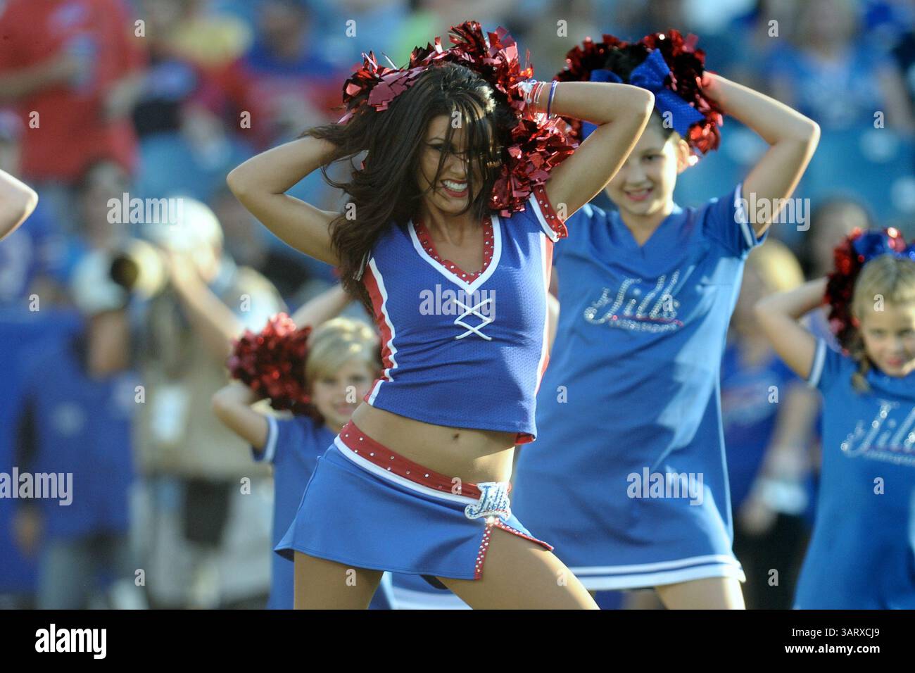16 août 2013 - Orchard Park, New York, U. S - Une Buffalo Jill acclame au milieu de terrain avant que les Vikings du Minnesota affrontent les Buffalo Bills au Ralph Wilson Stadium à Orchard Park, NY. Buffalo bat le Minnesota 20-16. (Crédit image : © Michael Johnson/ZUMAPRESS.com) Banque D'Images