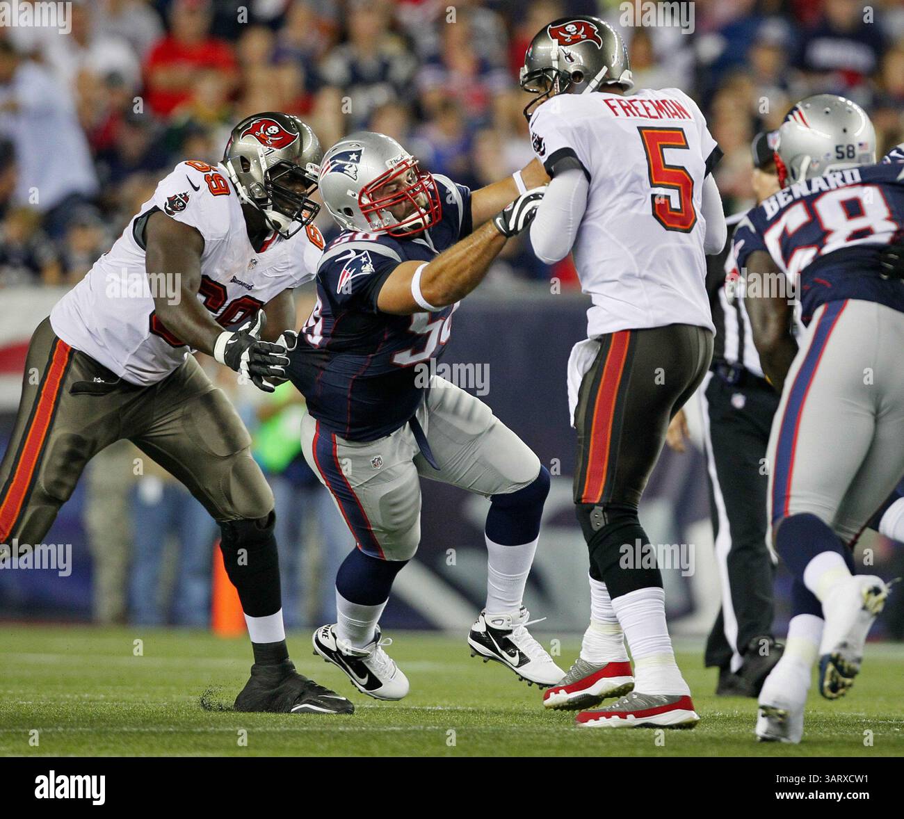 16 août 2013 - Foxborough, ma, États-Unis - Josh Freeman (5), le quarterback des Buccaneers de Tampa Bay, est limogé par Brandon Spikes (55), le linebacker des Patriots de la Nouvelle-Angleterre, au cours du premier quart-temps de l'action de pré-saison au Gillette Stadium de Foxborough, Massachusetts, le vendredi 16 août 2013. (Crédit image : © Daniel Wallace/MCT/ZUMAPRESS.com) Banque D'Images