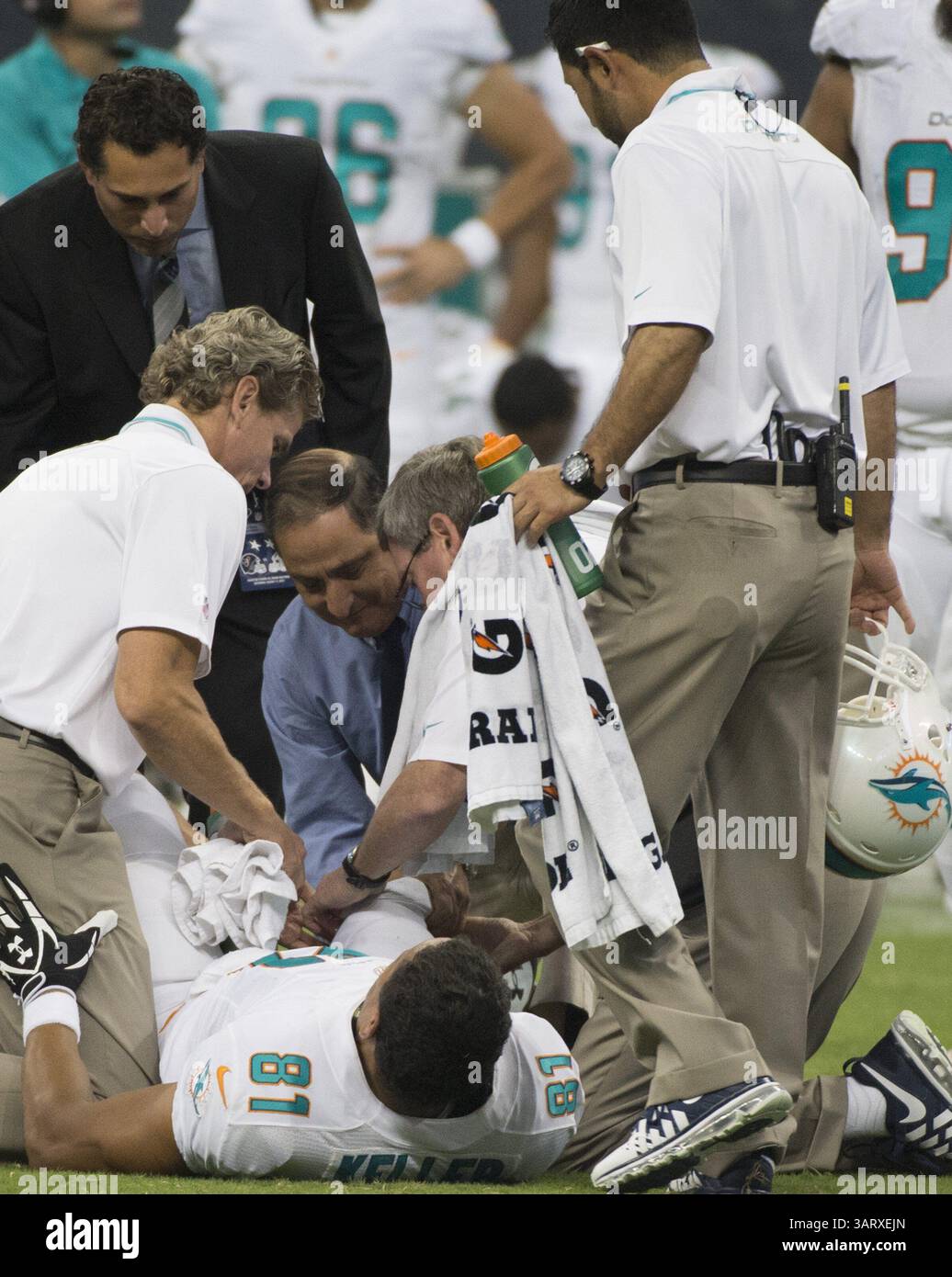17 août 2013 - Houston, TX, USA - Dustin Keller (81) des Dolphins de Miami est soigné par les entraîneurs après une blessure contre les Texans de Houston dans la première moitié de leur match de pré-saison le samedi 17 août 2013, à la Nouvelle-Orléans, Louisiane. (Crédit image : © George Bridges/MCT/ZUMAPRESS.com) Banque D'Images