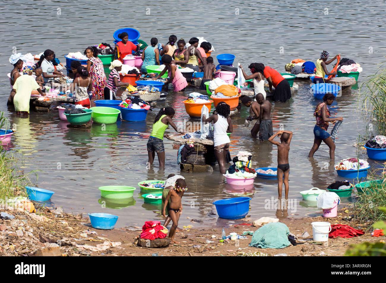 19 juin 2013 - Dondo, Angola - femmes faisant la lessive dans la rivière Kwanza dans la ville de Dondo à l'intérieur de l'Angola. (Crédit image : © Hans Van Rhoon/ZUMA Wire) Banque D'Images