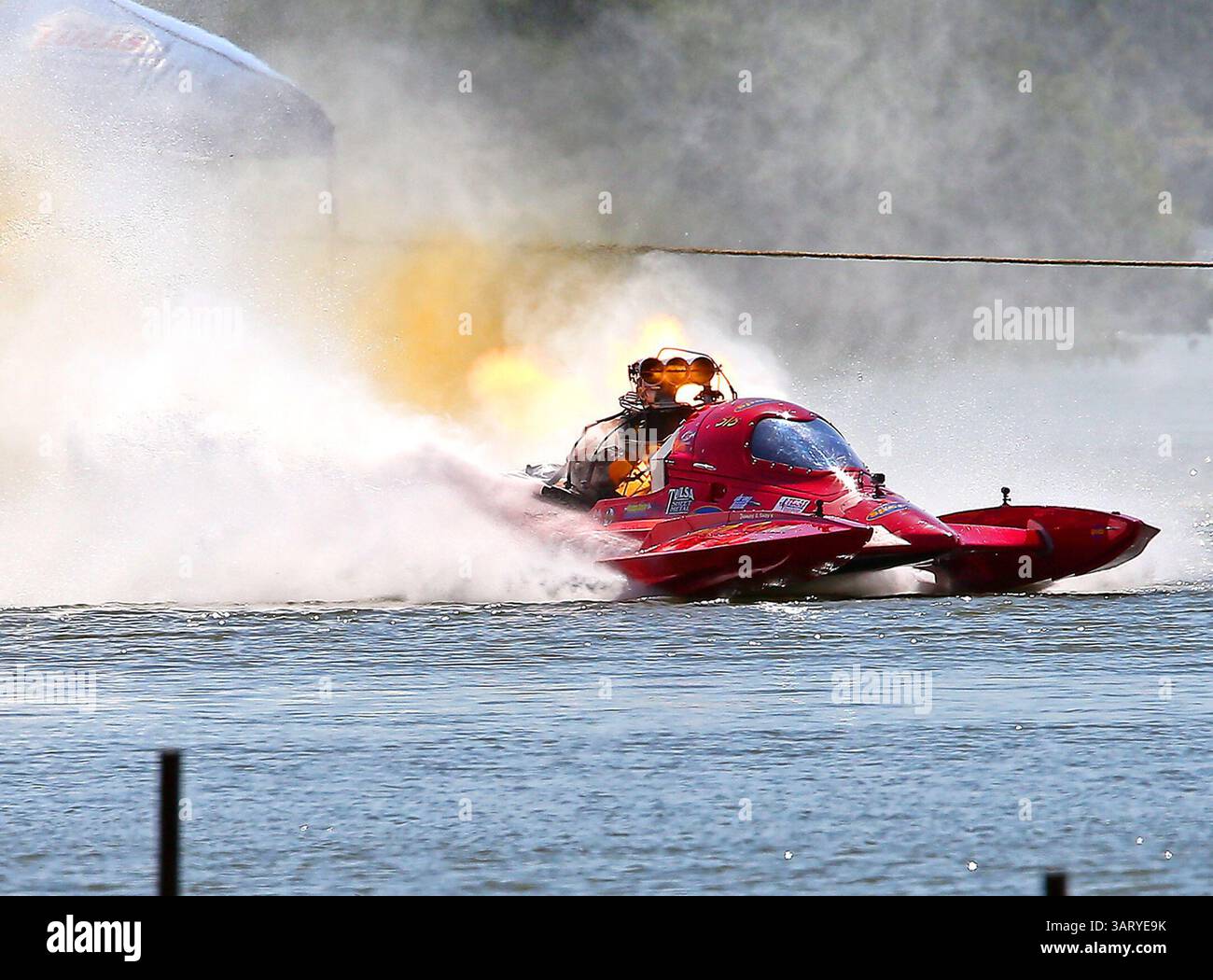 23 juin 2013 - San Angelo, Texas, États-Unis d'Amérique - Bryan Sanders (318), pilote du top fuel Hydro drag boat, Tequila Sunrise, fait exploser son moteur lors de la dernière course dimanche après-midi au lac Nasworthy dans le Showdown dans les courses de dragsters San Angelo à San Angelo, Texas. (Crédit image : © Dan Wozniak/ZUMAPRESS.com) Banque D'Images