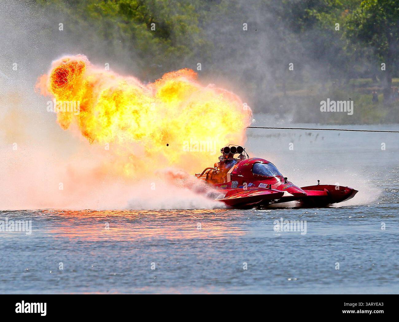 23 juin 2013 - San Angelo, Texas, États-Unis d'Amérique - Bryan Sanders (318), pilote du top fuel Hydro drag boat, Tequila Sunrise, fait exploser son moteur lors de la dernière course dimanche après-midi au lac Nasworthy dans le Showdown dans les courses de dragsters San Angelo à San Angelo, Texas. (Crédit image : © Dan Wozniak/ZUMAPRESS.com) Banque D'Images