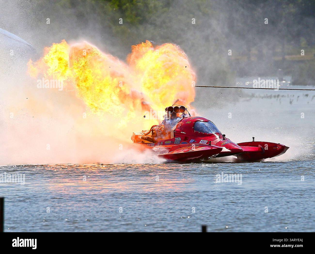 23 juin 2013 - San Angelo, Texas, États-Unis d'Amérique - Bryan Sanders (318), pilote du top fuel Hydro drag boat, Tequila Sunrise, fait exploser son moteur lors de la dernière course dimanche après-midi au lac Nasworthy dans le Showdown dans les courses de dragsters San Angelo à San Angelo, Texas. (Crédit image : © Dan Wozniak/ZUMAPRESS.com) Banque D'Images