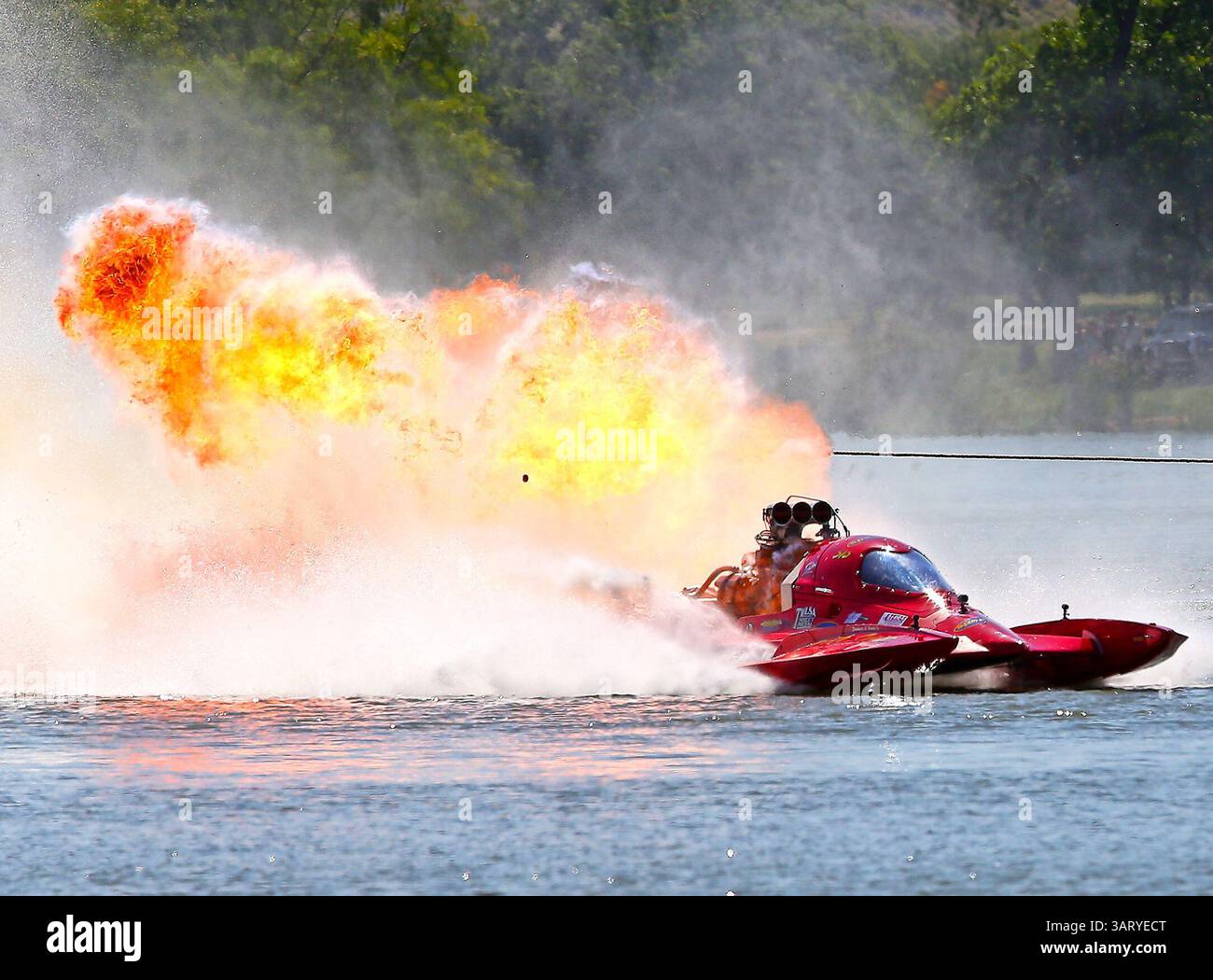 23 juin 2013 - San Angelo, Texas, États-Unis d'Amérique - Bryan Sanders (318), pilote du top fuel Hydro drag boat, Tequila Sunrise, fait exploser son moteur lors de la dernière course dimanche après-midi au lac Nasworthy dans le Showdown dans les courses de dragsters San Angelo à San Angelo, Texas. (Crédit image : © Dan Wozniak/ZUMAPRESS.com) Banque D'Images