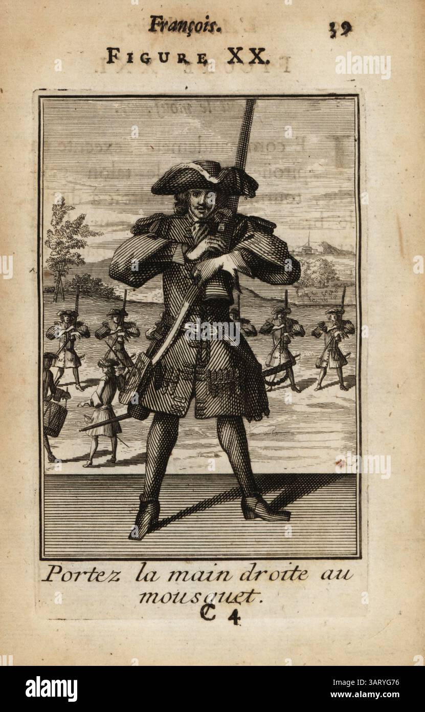 Soldat français tenant son mousquet dans sa main droite. Mousquetaire en tricorne, manteau militaire avec épaulettes, poche de poudre à canon, tuyau et chaussures en cuir, avec les deux mains sur son mousquet à allumettes. Portez la main droite au mousquet. Gravure sur cuivre par Pierre Giffart de L’Art militaire Francois pour l’infanterie, Pierre Giffart, Paris, 1696. Livre d'exercices militaires français du XVIIe siècle pour l'infanterie couvrant mousquet, brochet, épée et grenade. Banque D'Images
