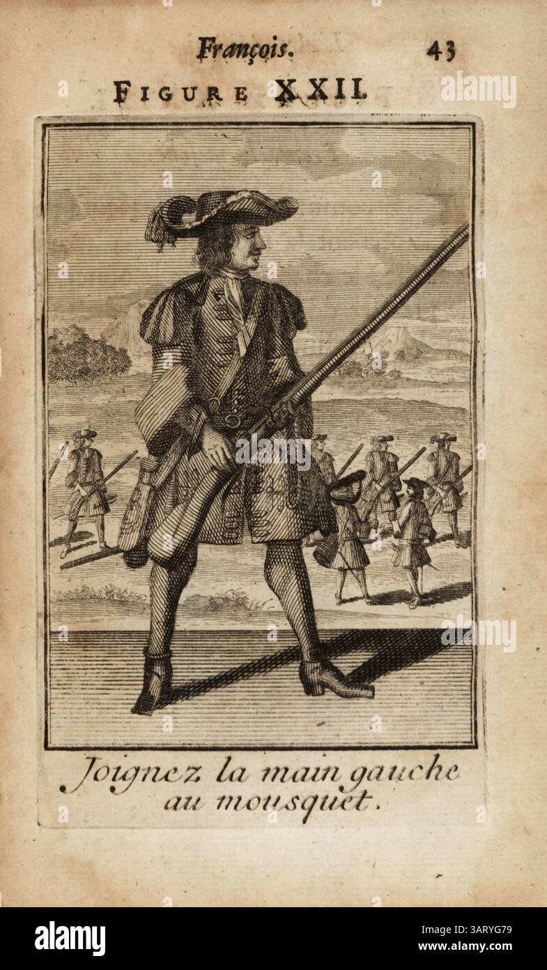 Soldat français tenant son mousquet des deux mains. Mousquetaire en tricorne, manteau militaire avec épaulettes, poche de poudre à canon, tuyau et chaussures en cuir tenant un mousquet à allumettes. Joignez la main gauche au mousquet. Gravure sur cuivre par Pierre Giffart de L’Art militaire Francois pour l’infanterie, Pierre Giffart, Paris, 1696. Livre d'exercices militaires français du XVIIe siècle pour l'infanterie couvrant mousquet, brochet, épée et grenade. Banque D'Images
