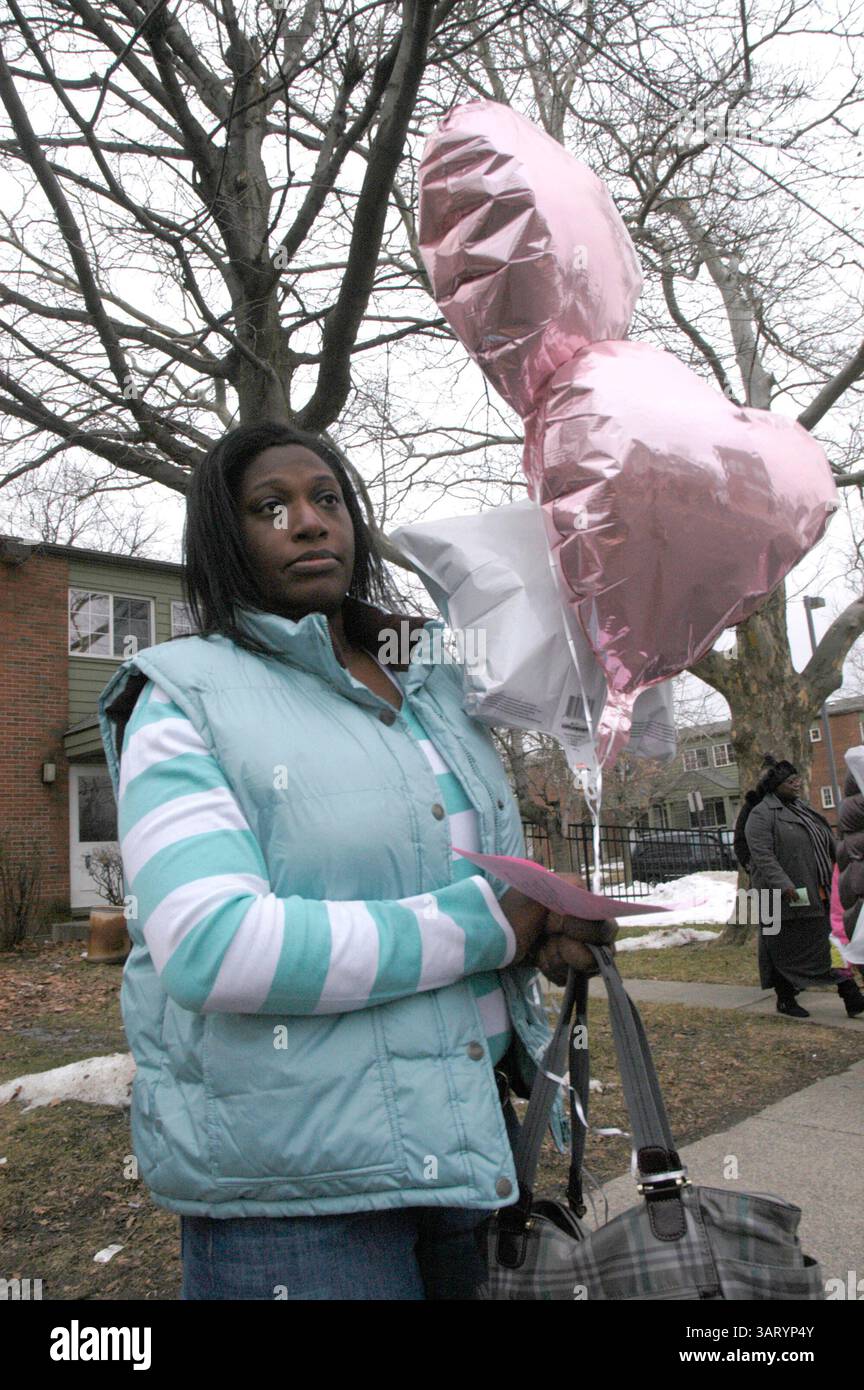 26 janvier 2010 - Niagara Falls, New York, États-Unis - MELINDA SMITH a apporté des ballons à un rassemblement contre la violence domestique pour son amie Ahkenya Johnson qui a été assassinée à proximité. Aujourd'hui, le juge de la Cour du comté de Niagara l'a qualifié de meurtre de sang-froid et calculé, visqueux et brutal. Robert Johnson, 26 ans, a été condamné à 25 ans de prison à perpétuité pour le meurtre brutal de sa femme Ahkenya en janvier dernier. Elle a été poignardée 49 fois dans la maison des couples Niagara Falls. La sœur d'Ahkenya avait demandé au juge d'imposer la peine maximale. (Crédit image : © James Neiss/Niagara Gazette/ZUMAPRESS.com) Banque D'Images