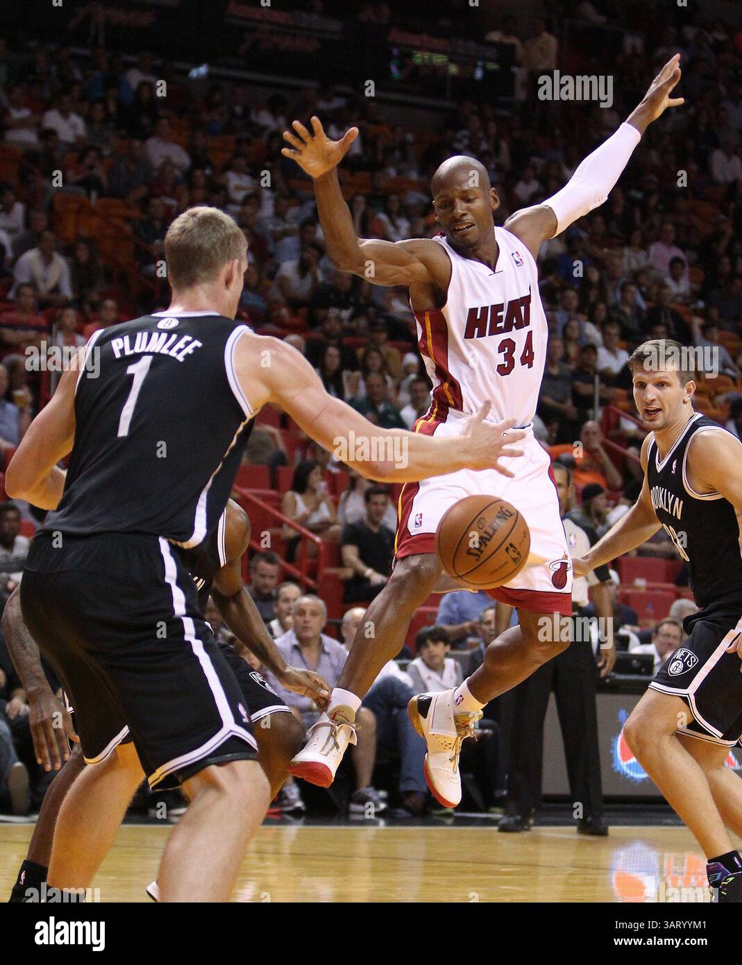 25 octobre 2013 - Miami, FL, USA - Ray Allen (34) du Heat de Miami perd le ballon contre Mason Plumlee (1) des nets de Brooklyn et Mirza Teletovic au troisième quart-temps en pré-saison à l'AmericanAirlines Arena de Miami, Floride, le vendredi 25 octobre 2013. (Crédit image : © David Santiago/MCT/ZUMAPRESS.com) Banque D'Images