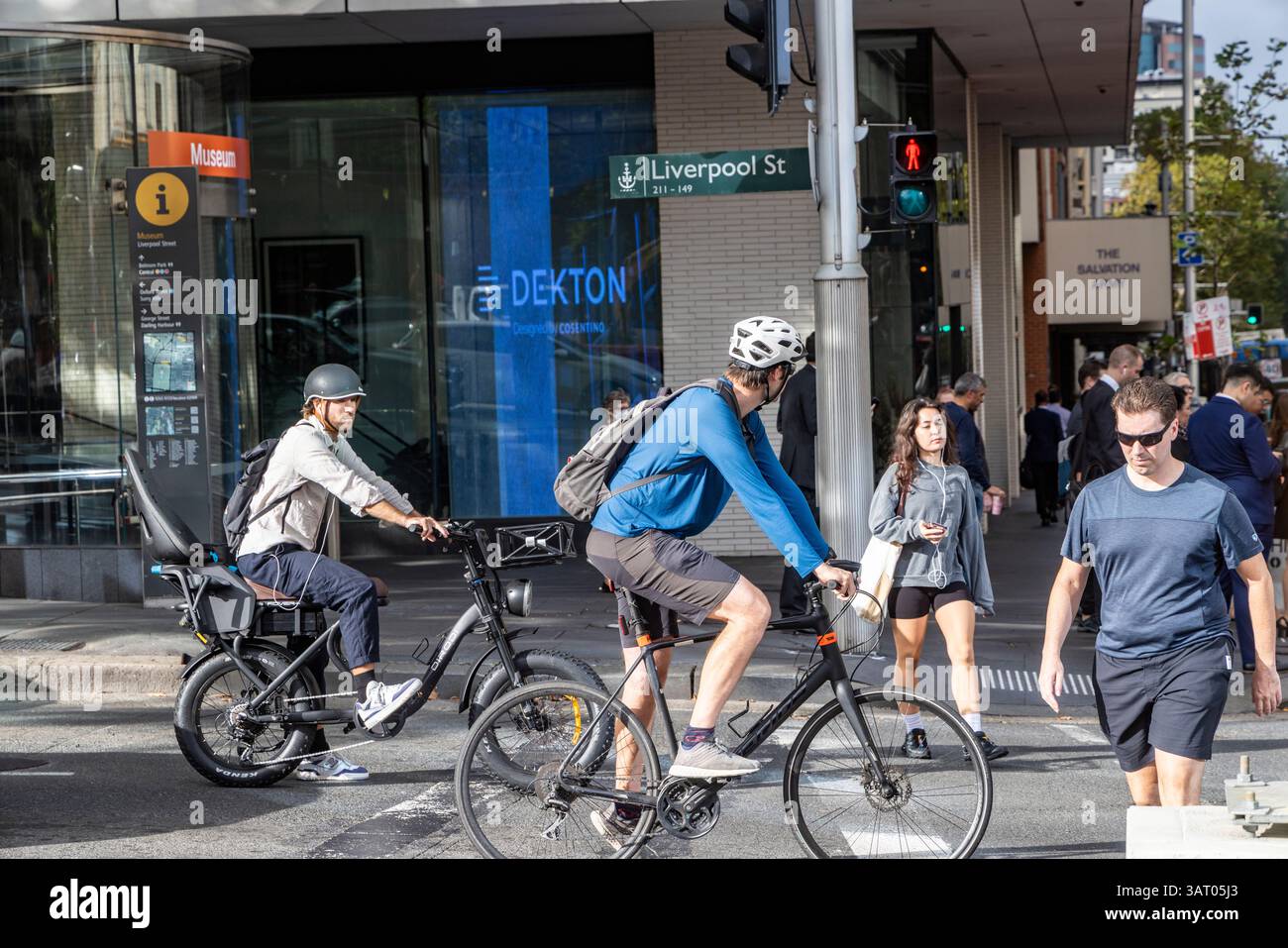 Sydney, Australie, cyclistes masculins circulant à vélo dans le centre-ville de Sydney pour se rendre au travail, Australie Banque D'Images