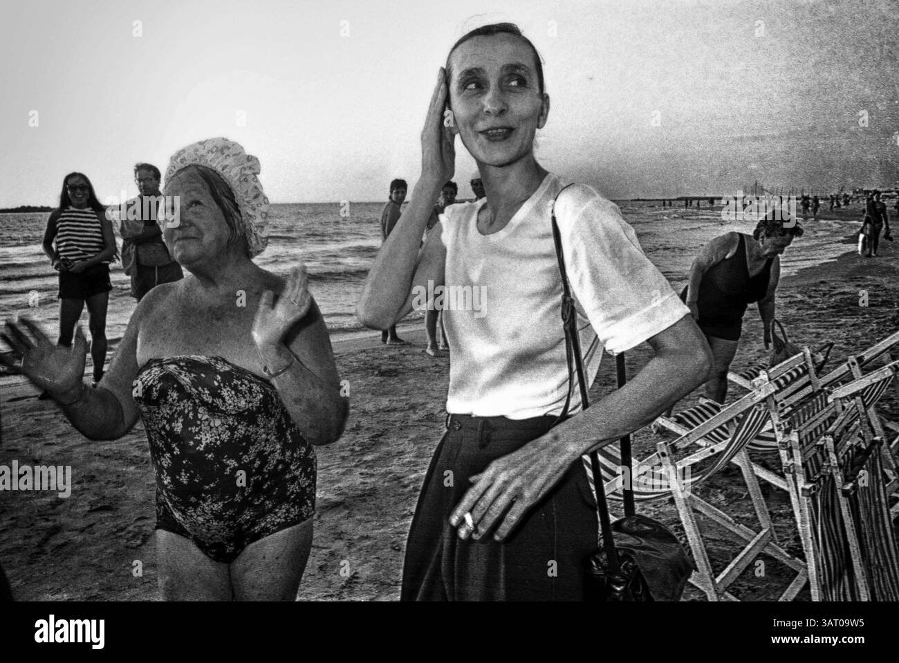 22 juillet 1988 - tel Aviv, Israël - PINA BAUSCH, célèbre chorégraphe de danse, sur la plage de tel Aviv. L'expression faciale de la femme plus âgée parle d'elle-même ; une délicieuse surprise de retrouver ce chorégraphe de danse de renommée mondiale sur la plage de tel Aviv. Les images de Eye to Sion montrent la diversité culturelle et le paradoxe en Israël. (Crédit image : © Motty Levy/ZUMA Wire/ZUMAPRESS.com) Banque D'Images