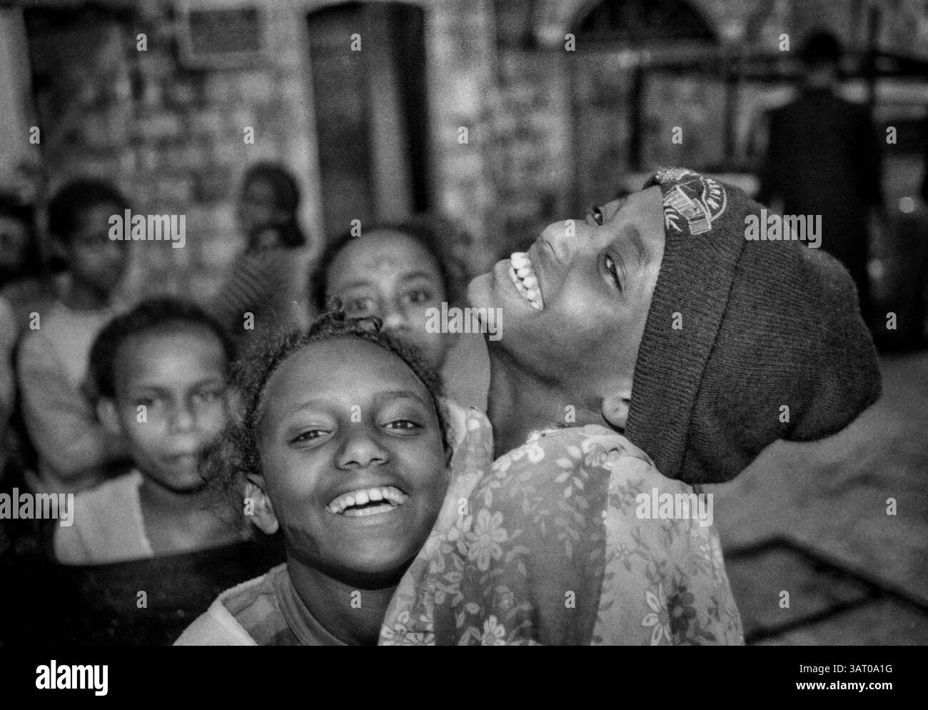 8 mai 2006 - Tzefat, Israël - nouveaux arrivants d'Ethiopie vivant à Tzefat. Ces enfants éthiopiens sont excités par ce que l’avenir leur réserve dans leur nouveau foyer. Les images de Eye to Sion montrent la diversité culturelle et le paradoxe en Israël. (Crédit image : © Motty Levy/ZUMA Wire/ZUMAPRESS.com) Banque D'Images