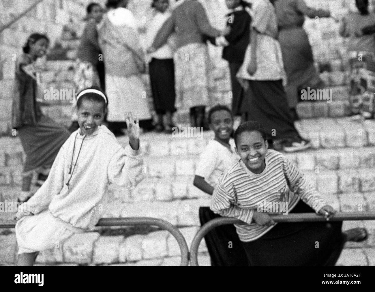 8 mai 2006 - Tzefat, Israël - nouveaux arrivants d'Ethiopie vivant à Tzefat. Ces enfants éthiopiens sont excités par ce que l’avenir leur réserve dans leur nouveau foyer. Les images de Eye to Sion montrent la diversité culturelle et le paradoxe en Israël. (Crédit image : © Motty Levy/ZUMA Wire/ZUMAPRESS.com) Banque D'Images
